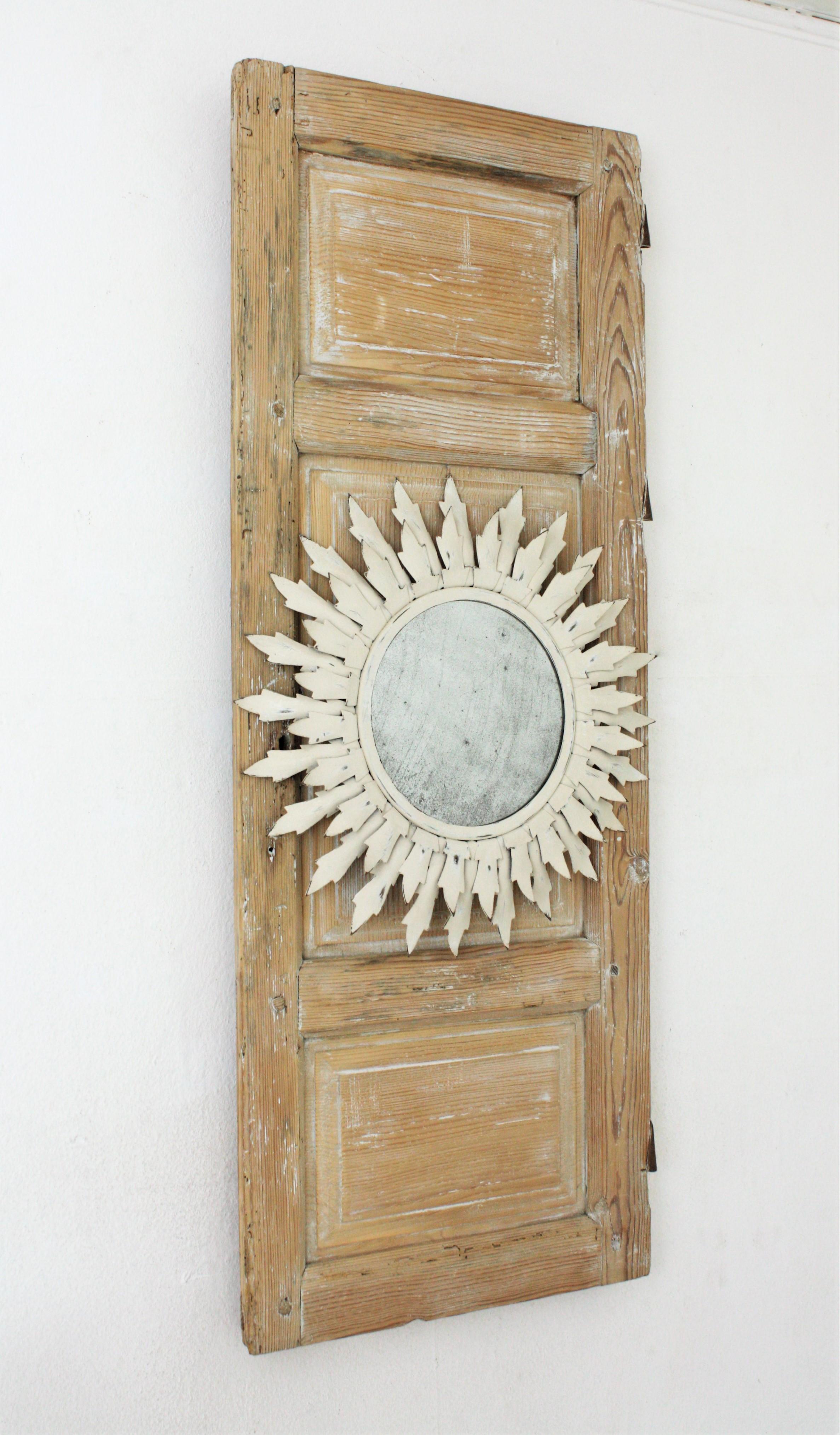 Trumeau Sunburst Mirror / Wall Decoration in White Patina In Good Condition For Sale In Barcelona, ES