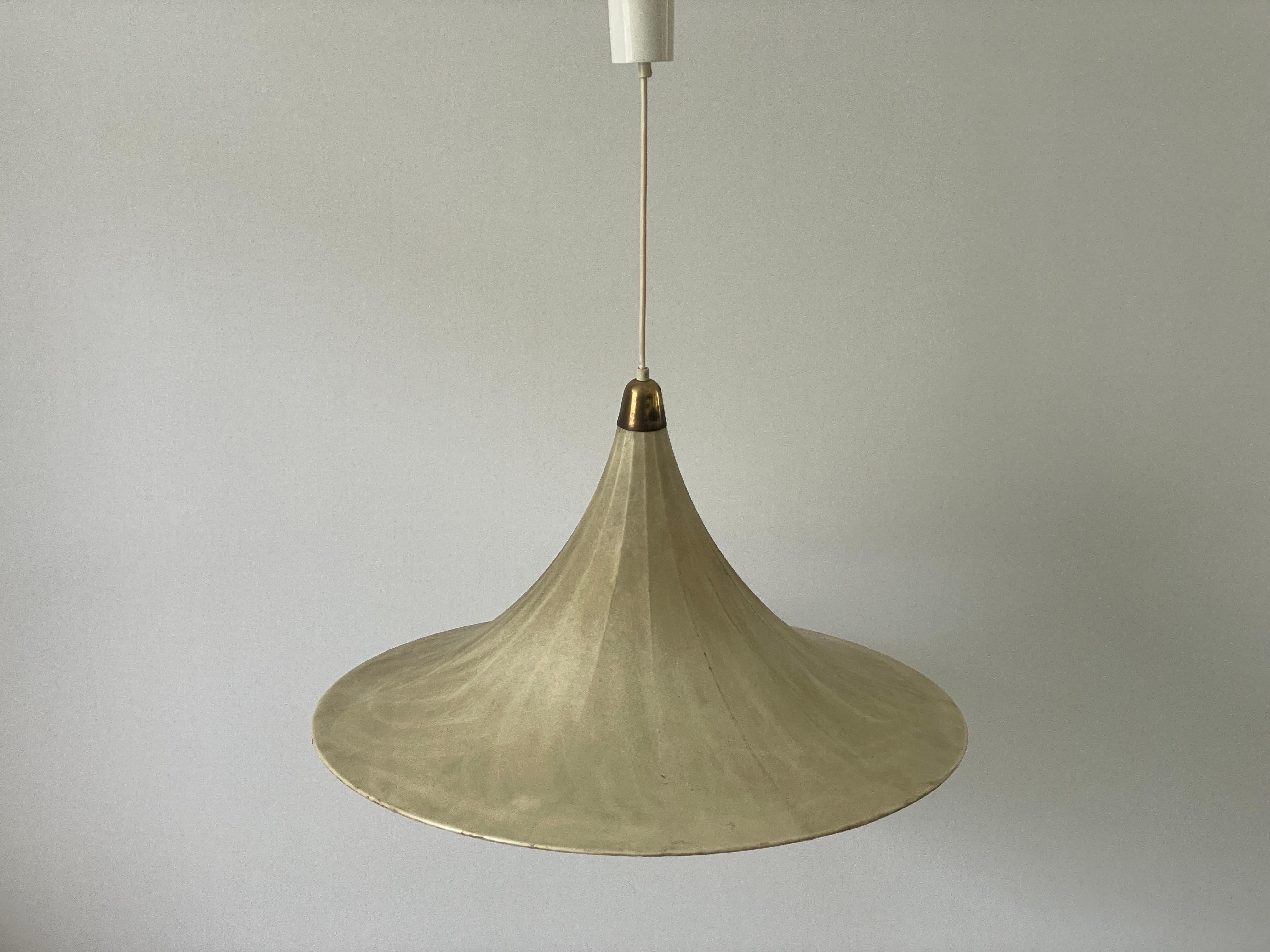 Lampada a sospensione a bozzolo grande di Trumpet Design, anni '60, Italia In condizioni ottime in vendita a Hagenbach, DE