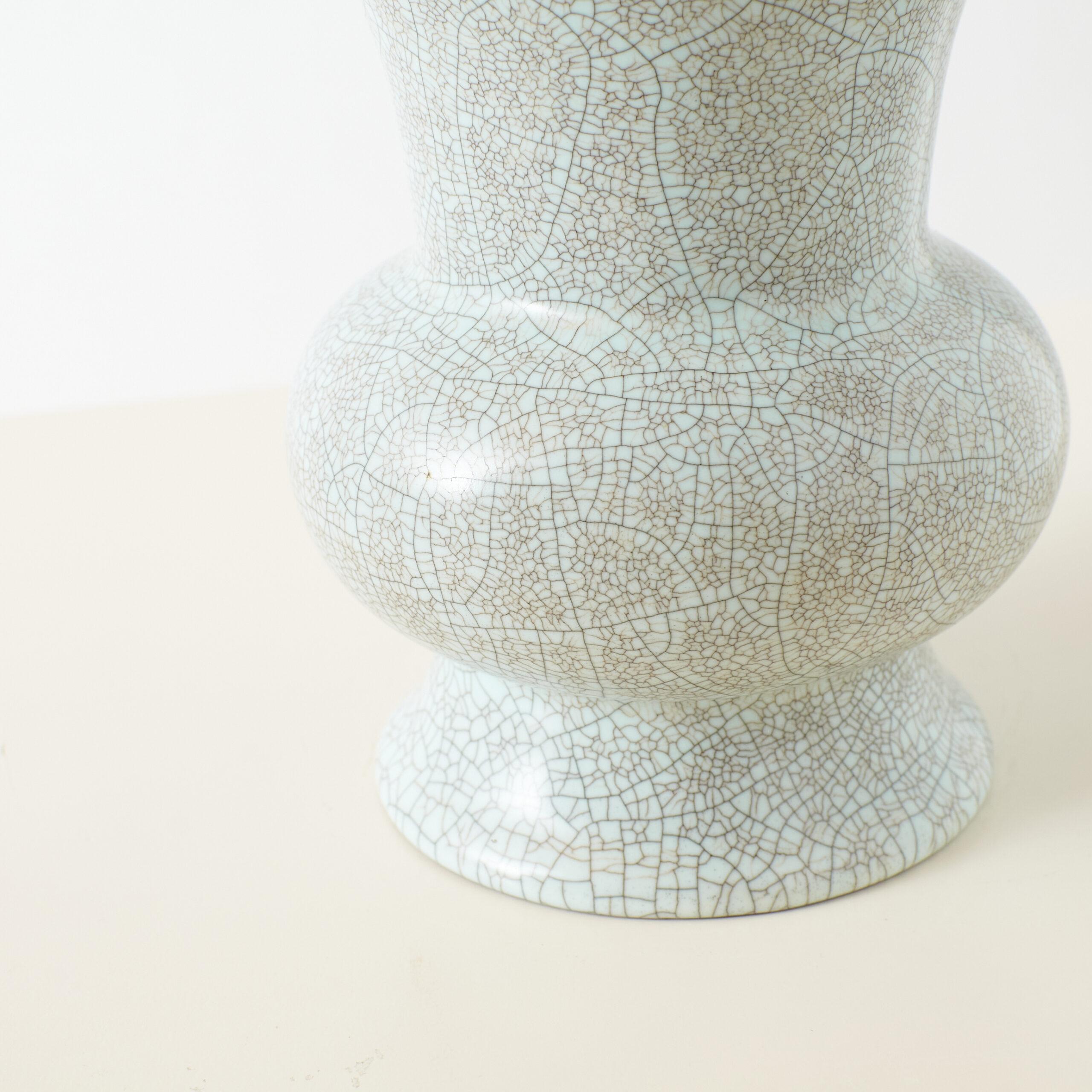 Trompetenförmige Celadon-Vase mit Crackle-Glasur (Chinesisch) im Angebot