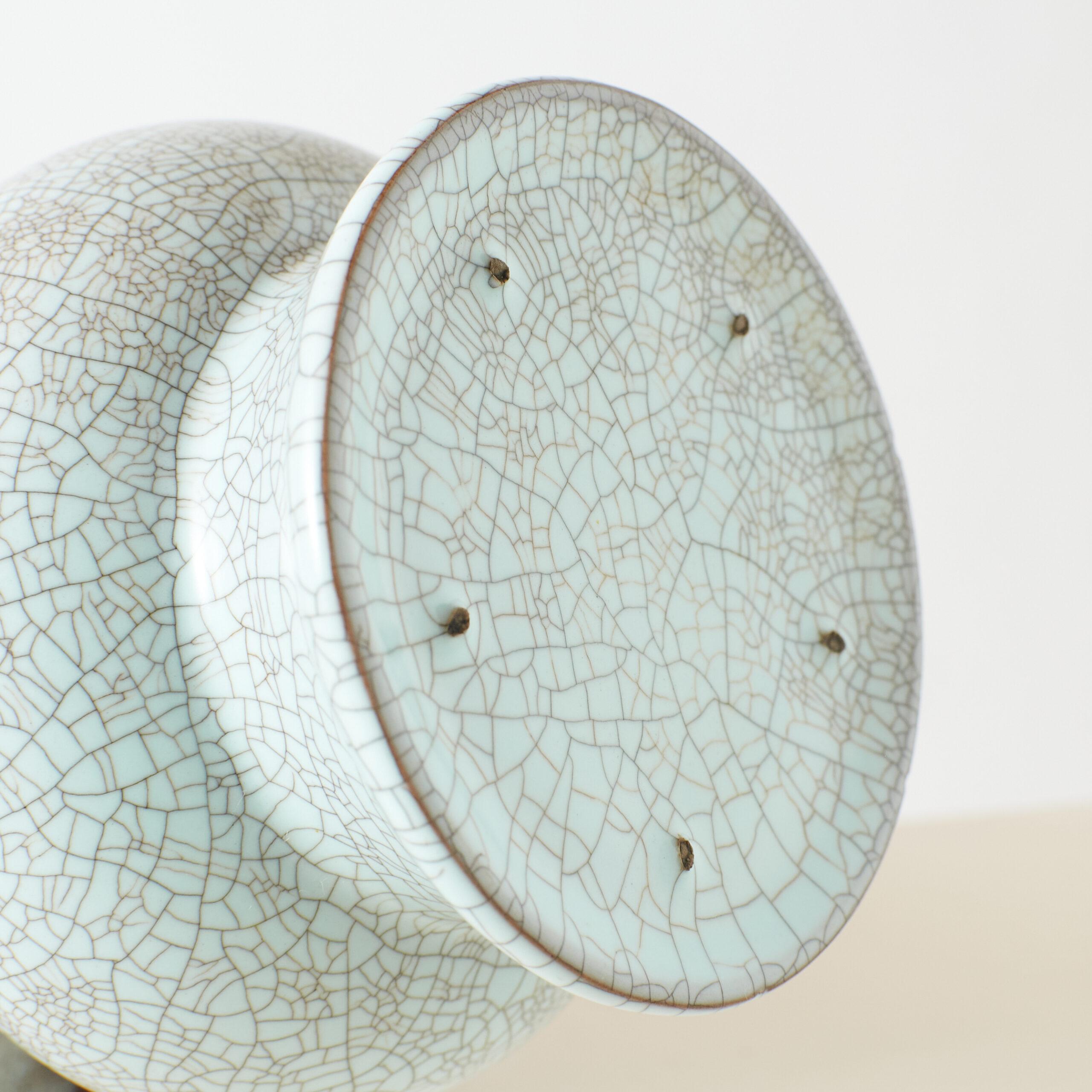Trompetenförmige Celadon-Vase mit Crackle-Glasur im Zustand „Gut“ im Angebot in San Francisco, CA
