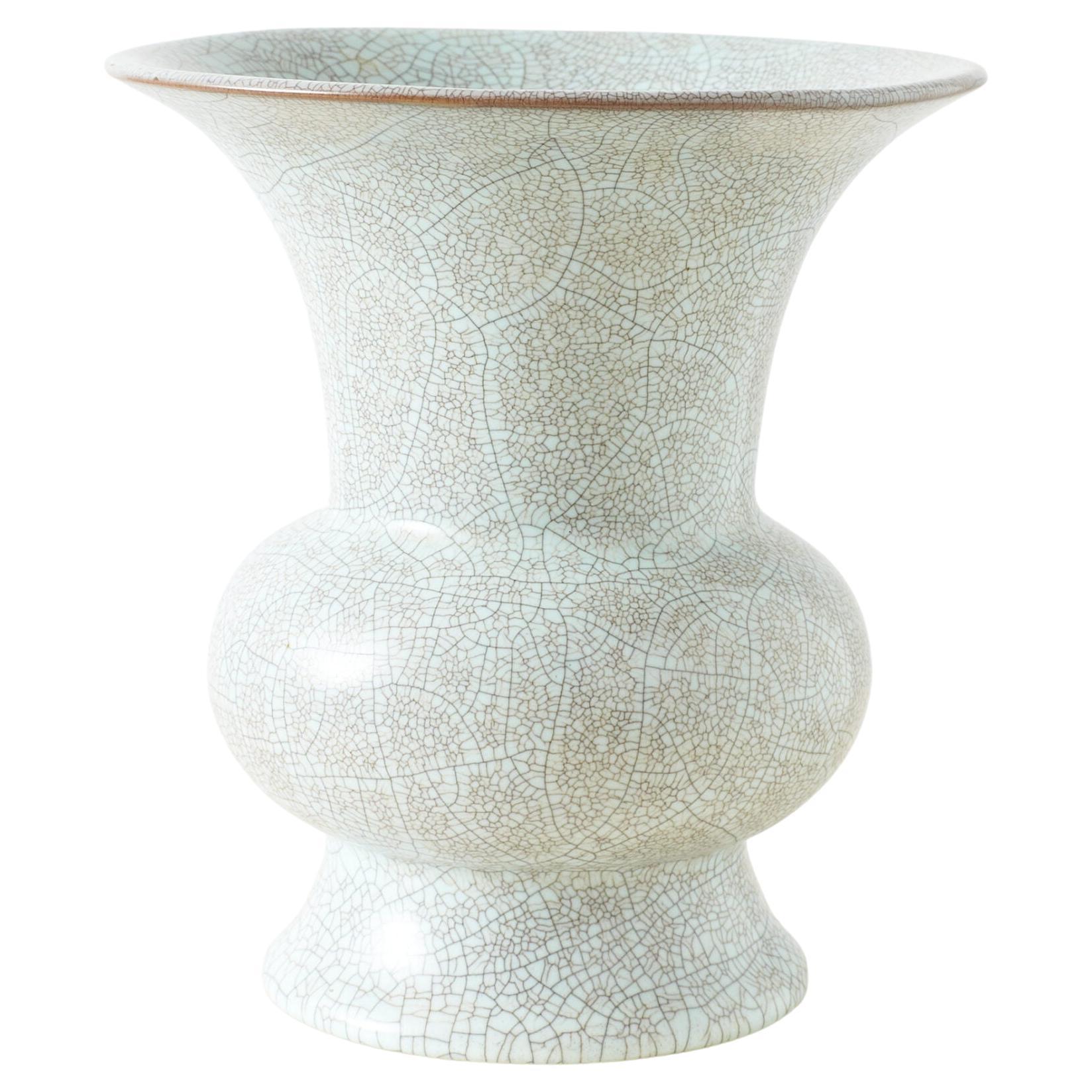 Trompetenförmige Celadon-Vase mit Crackle-Glasur