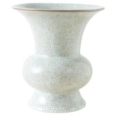 Trompetenförmige Celadon-Vase mit Crackle-Glasur