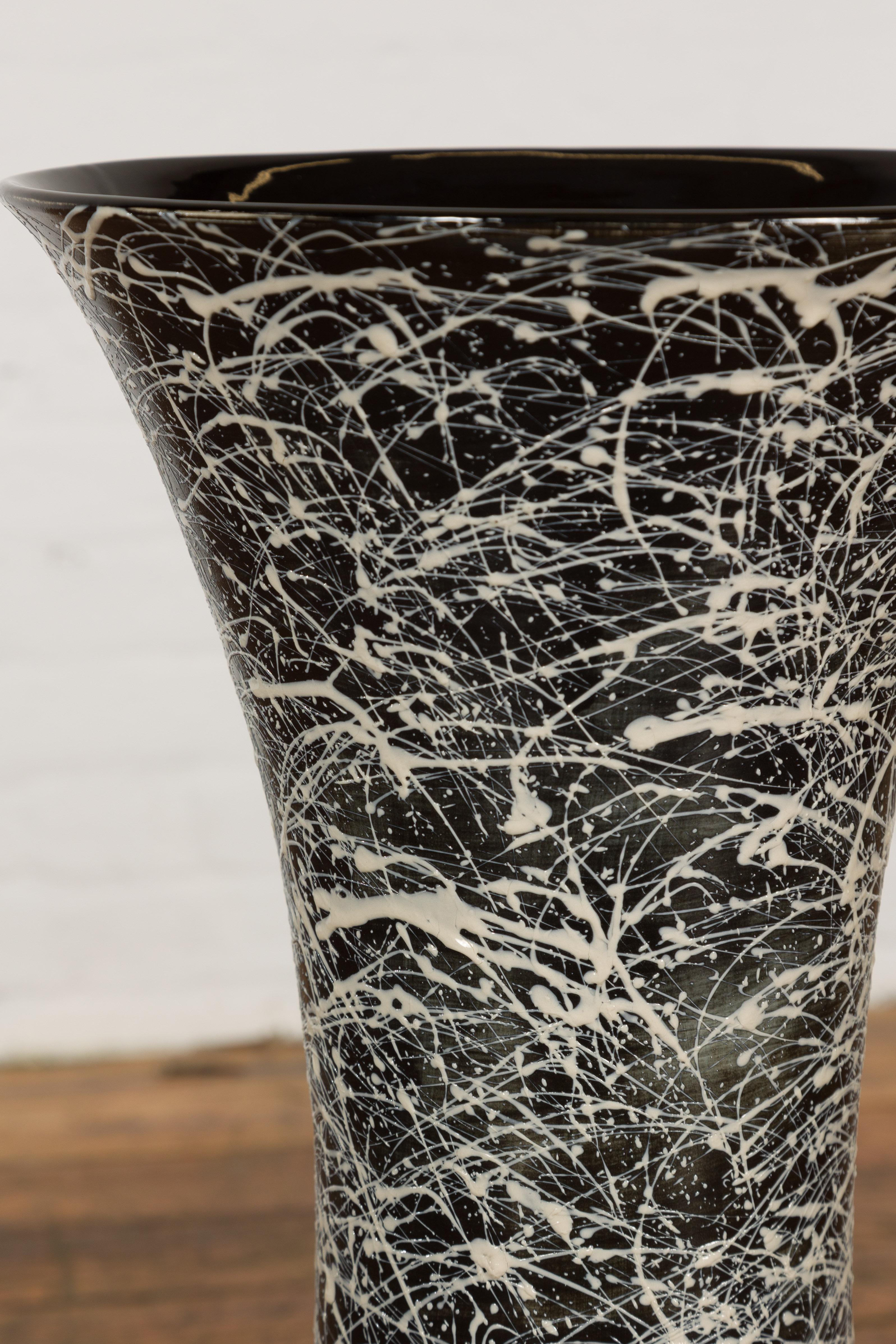 Trompetenförmiges Pflanzgefäß aus strukturierter schwarzer und weißer Keramik mitplatte im Angebot 5