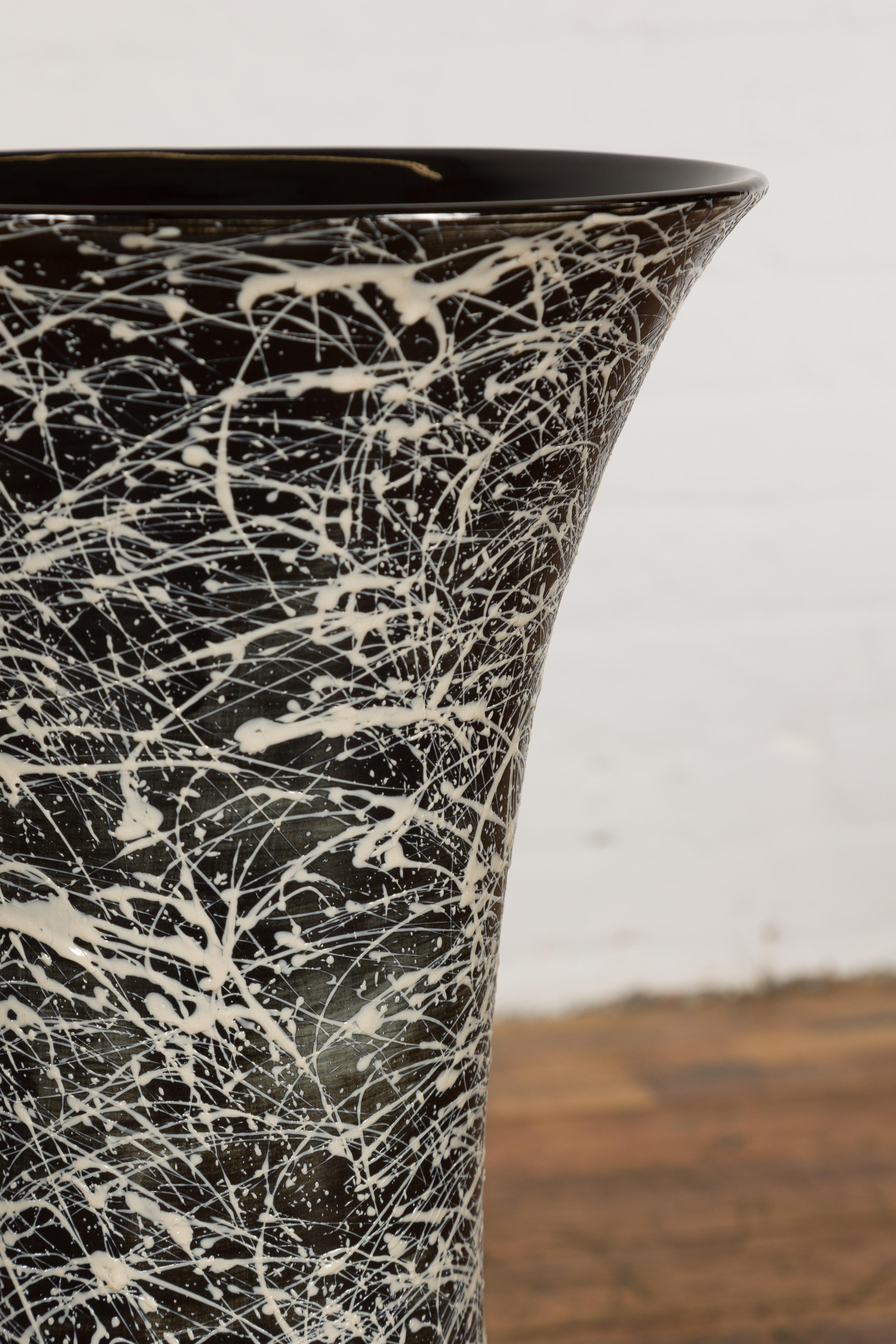 Trompetenförmiges Pflanzgefäß aus strukturierter schwarzer und weißer Keramik mitplatte im Angebot 6
