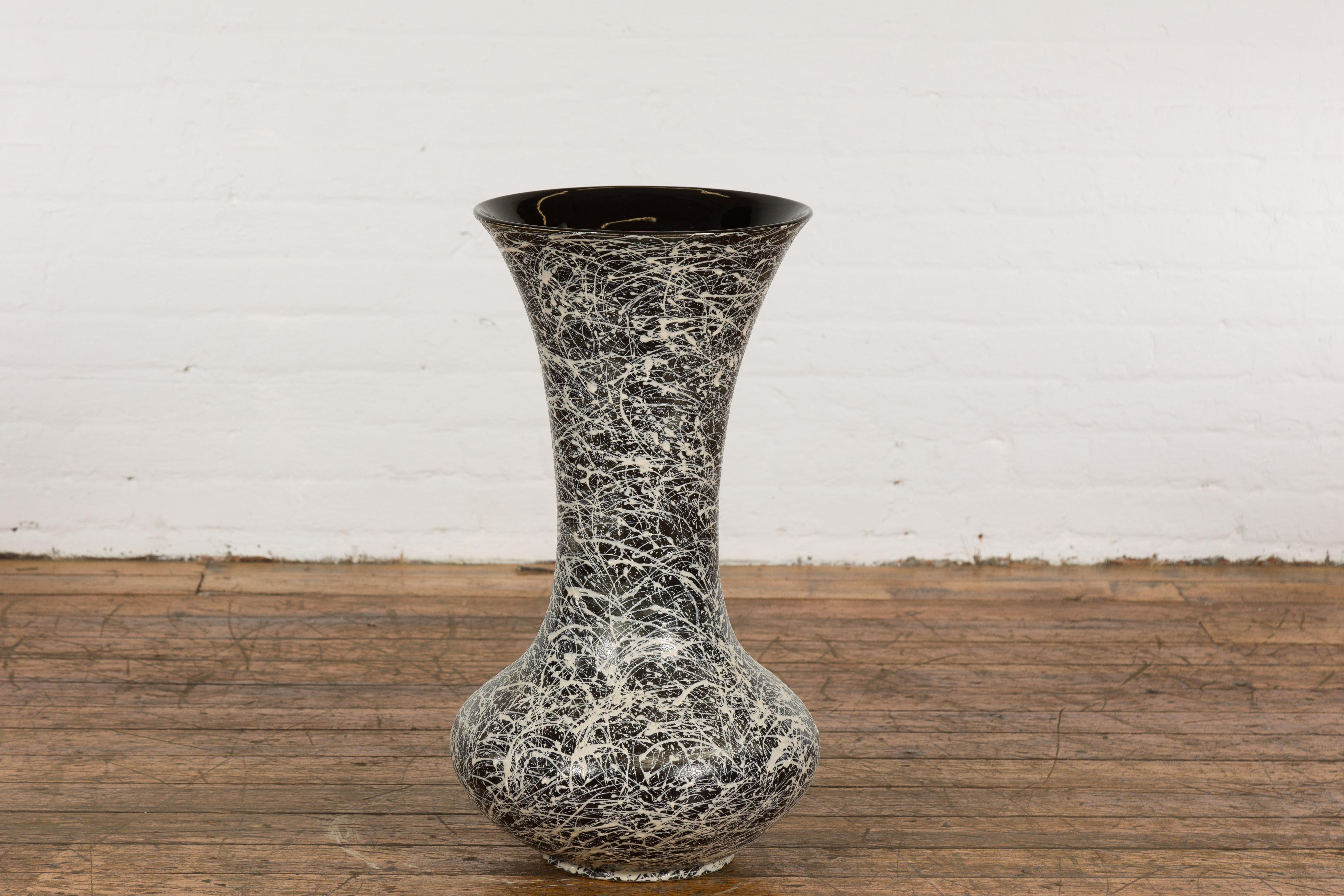 Trompetenförmiges Pflanzgefäß aus strukturierter schwarzer und weißer Keramik mitplatte im Angebot 8
