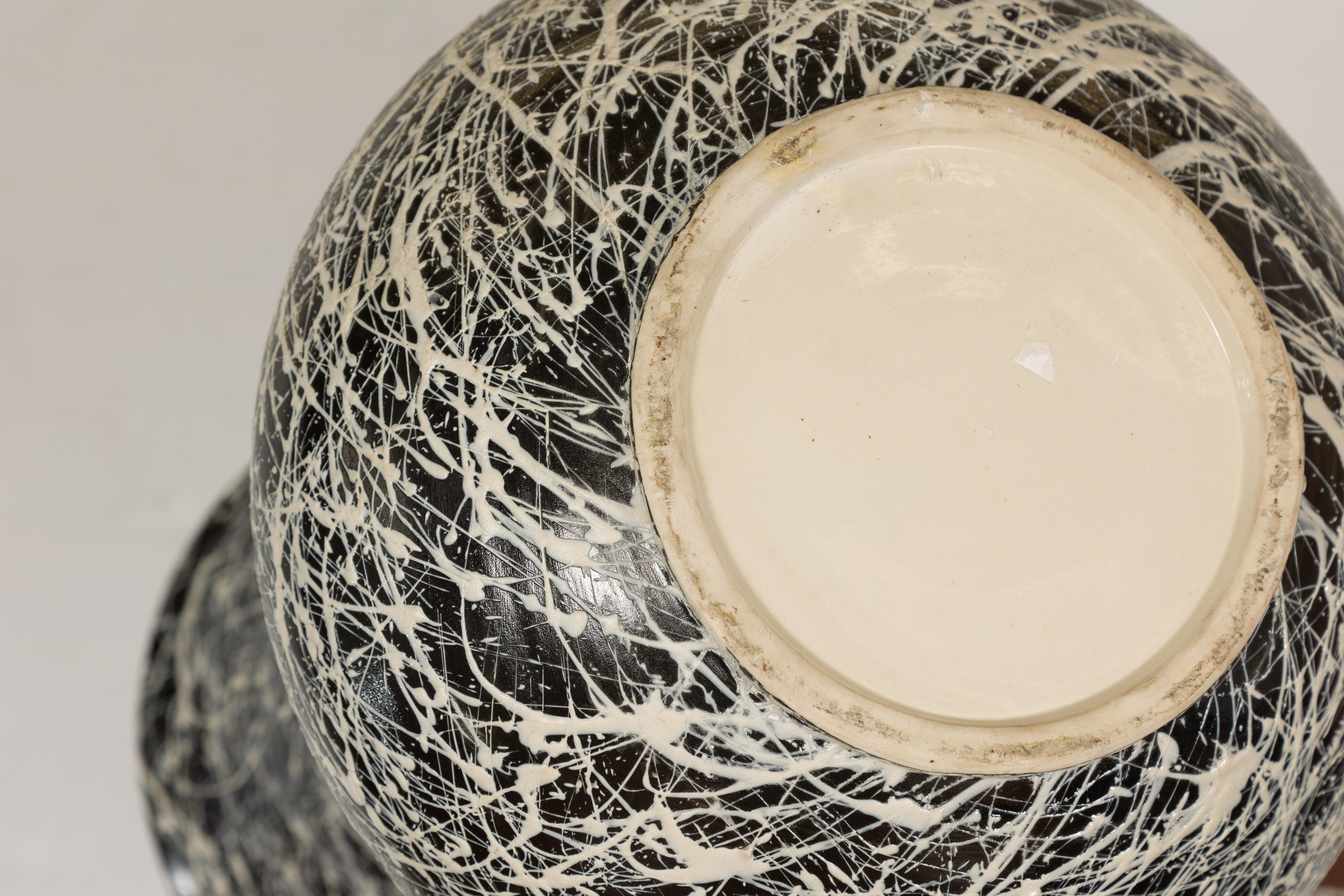 Trompetenförmiges Pflanzgefäß aus strukturierter schwarzer und weißer Keramik mitplatte im Angebot 10