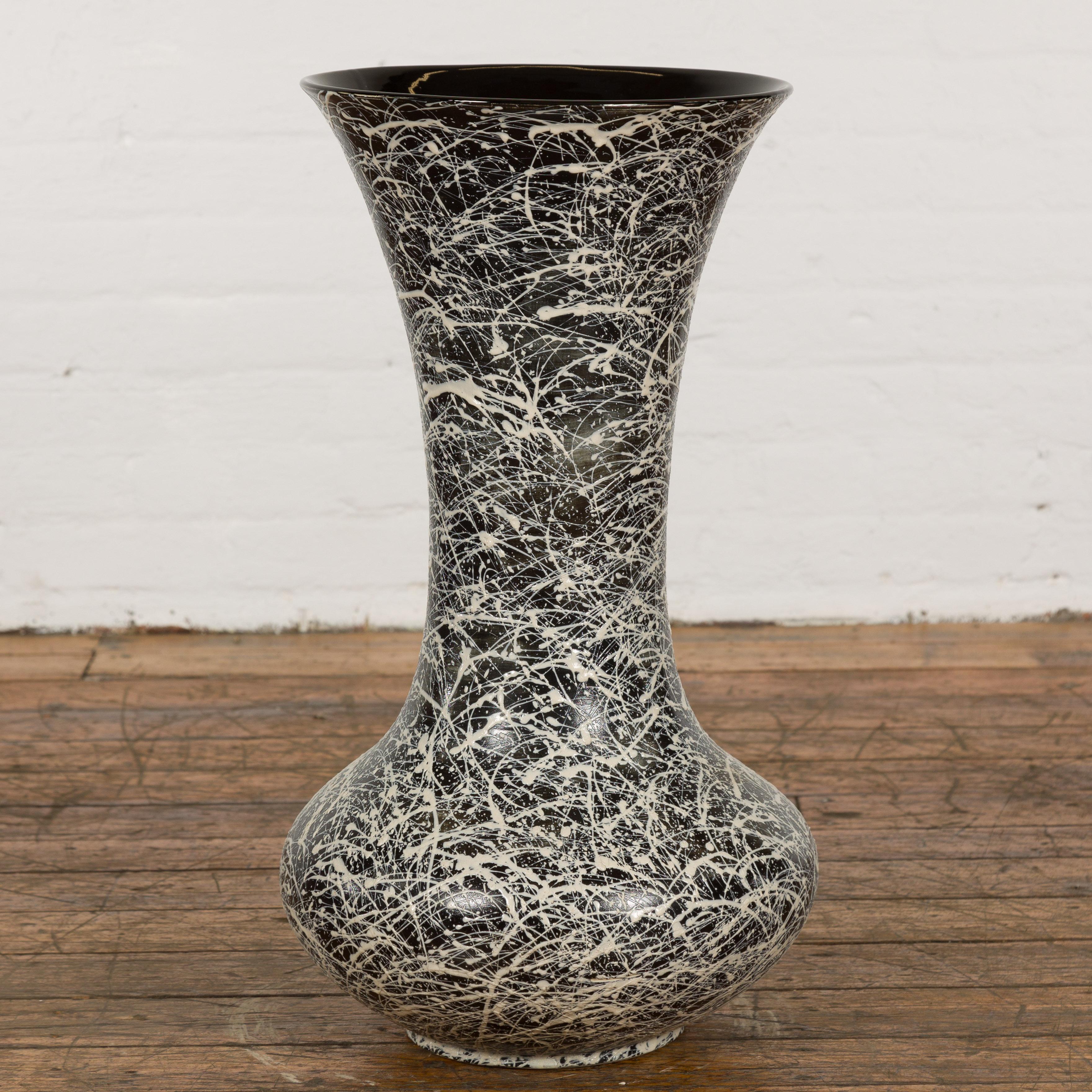 Trompetenförmiges Pflanzgefäß aus strukturierter schwarzer und weißer Keramik mitplatte (Handbemalt) im Angebot
