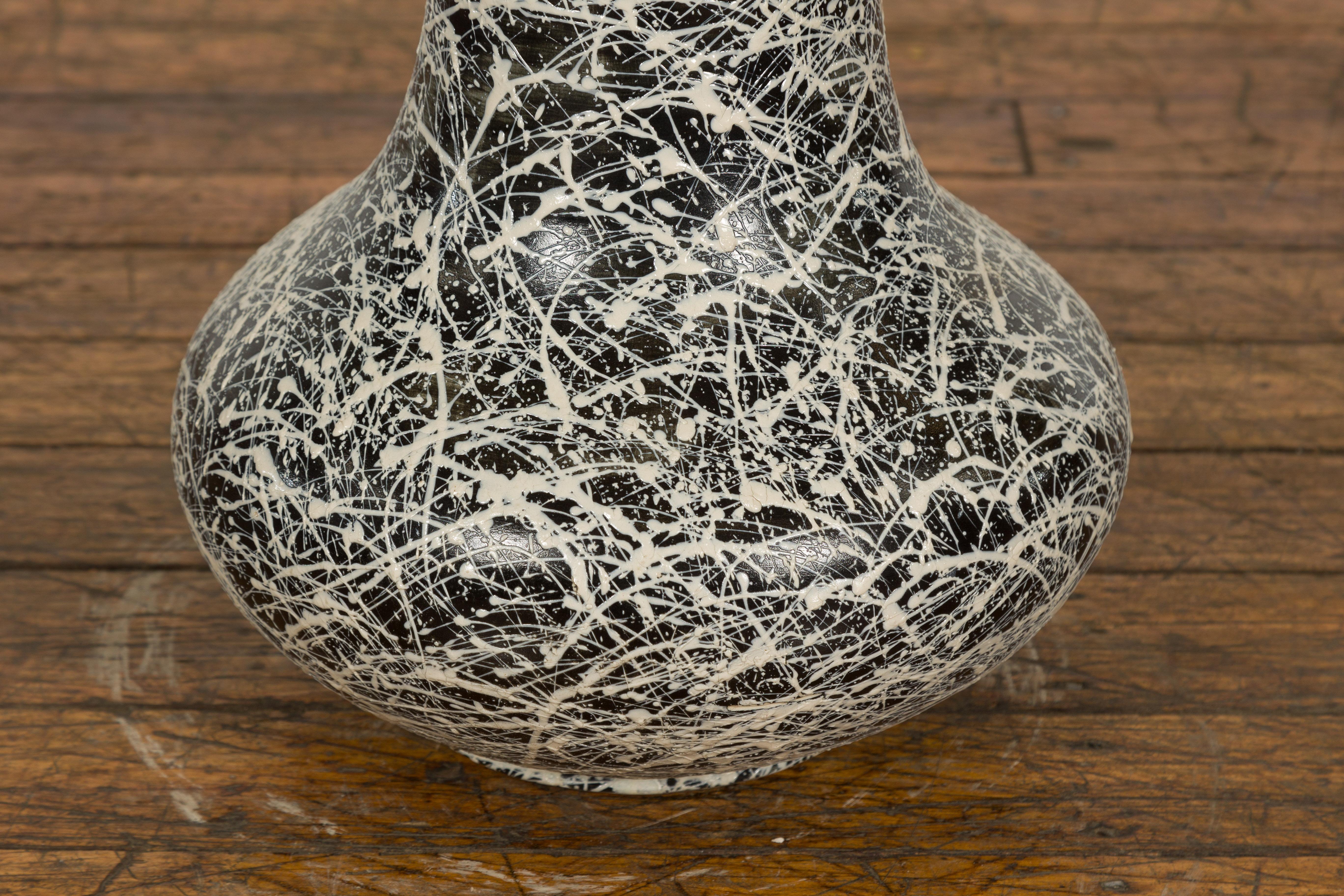 Trompetenförmiges Pflanzgefäß aus strukturierter schwarzer und weißer Keramik mitplatte im Angebot 2