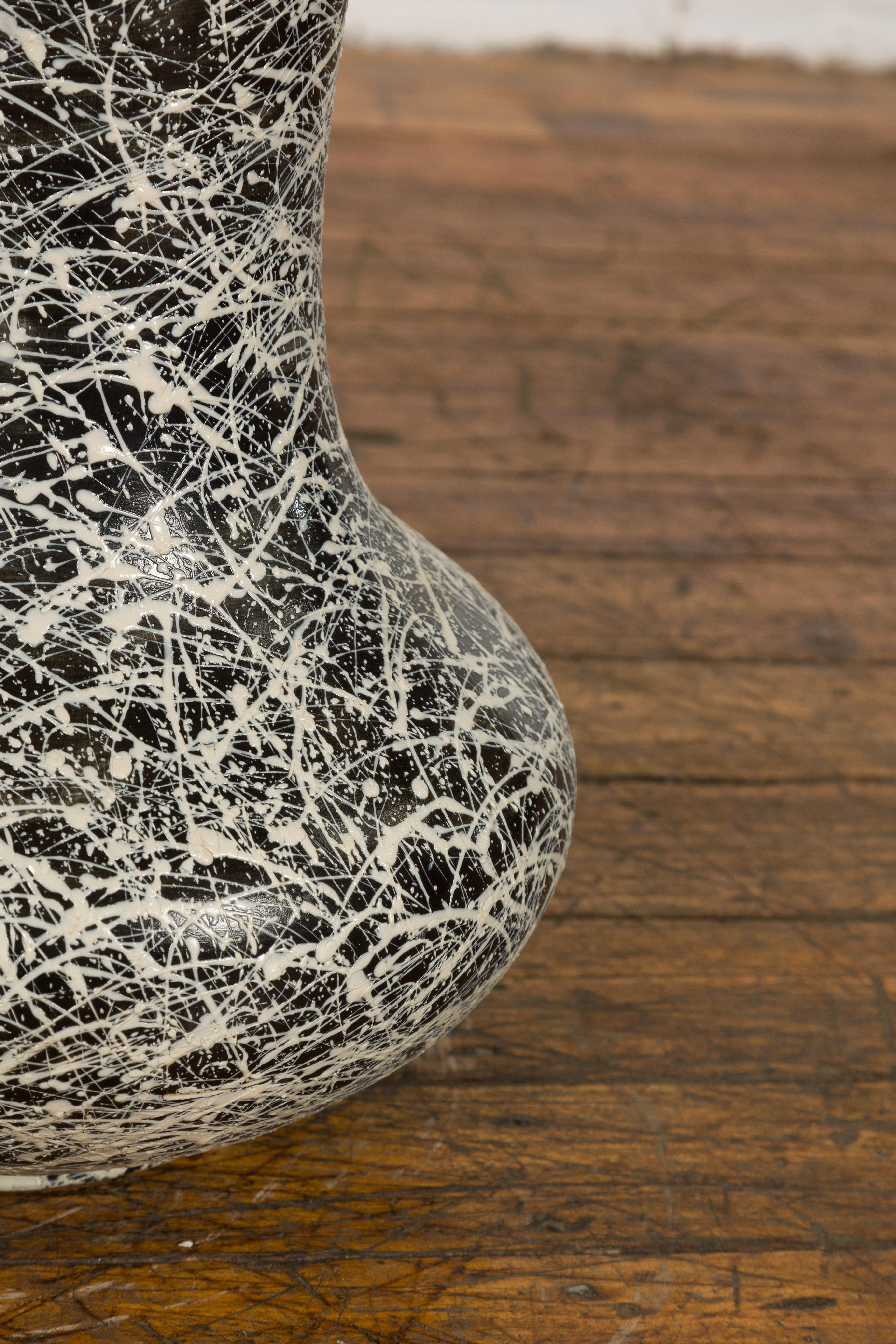 Trompetenförmiges Pflanzgefäß aus strukturierter schwarzer und weißer Keramik mitplatte im Angebot 4