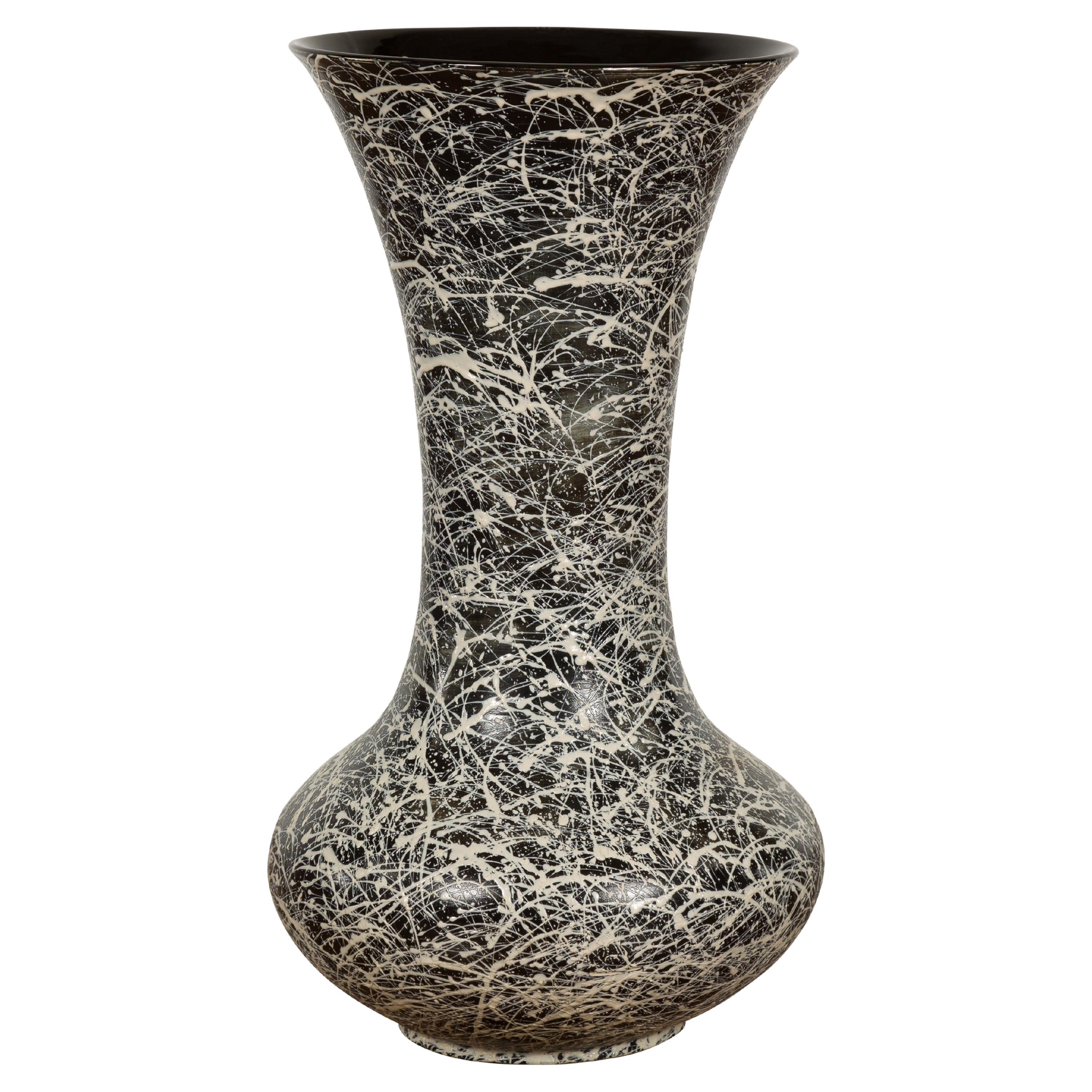 Trompetenförmiges Pflanzgefäß aus strukturierter schwarzer und weißer Keramik mitplatte im Angebot