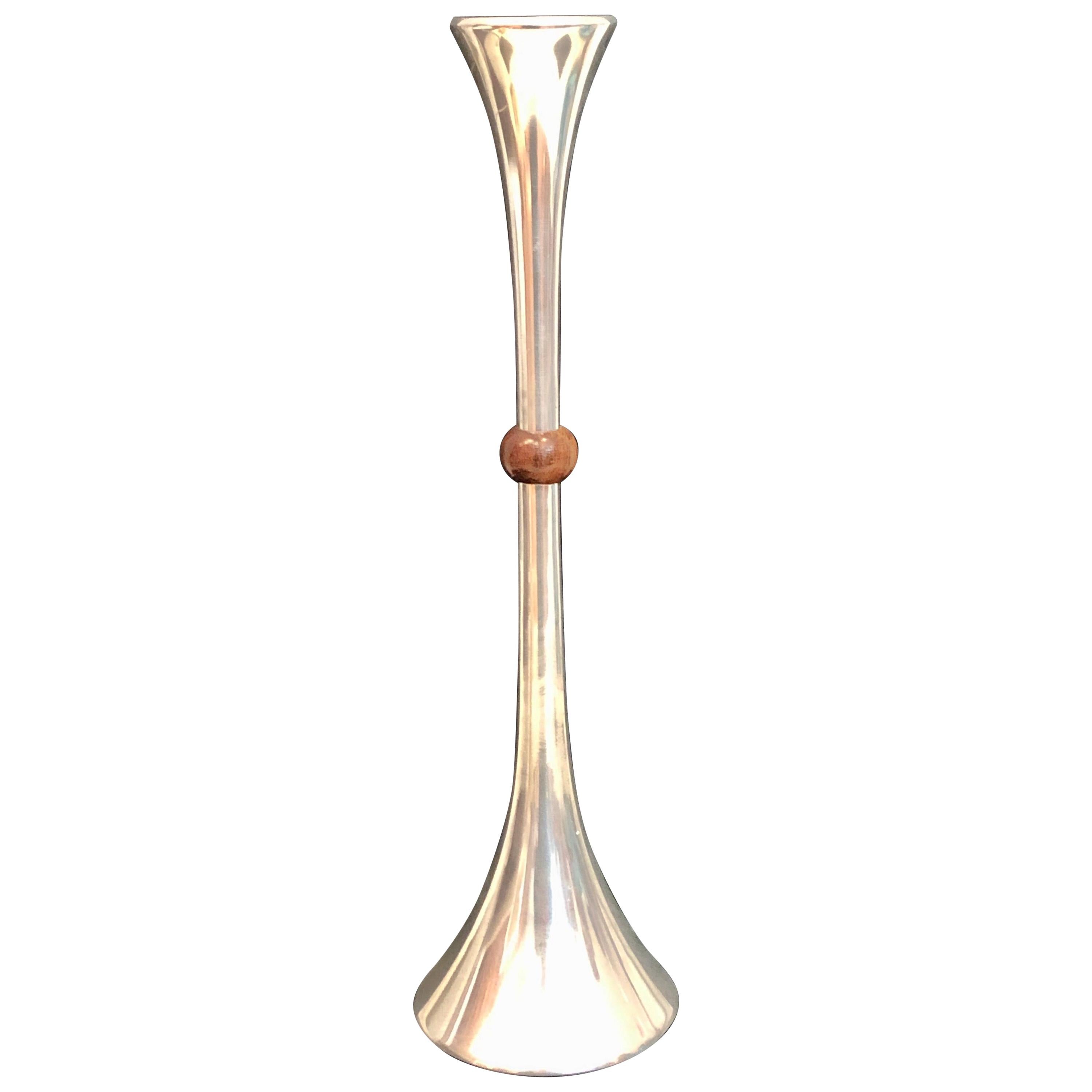 Großer Trompeten-Kerzenhalter entworfen von Quistgaard für Dansk Aluminum und Walnussholz im Angebot