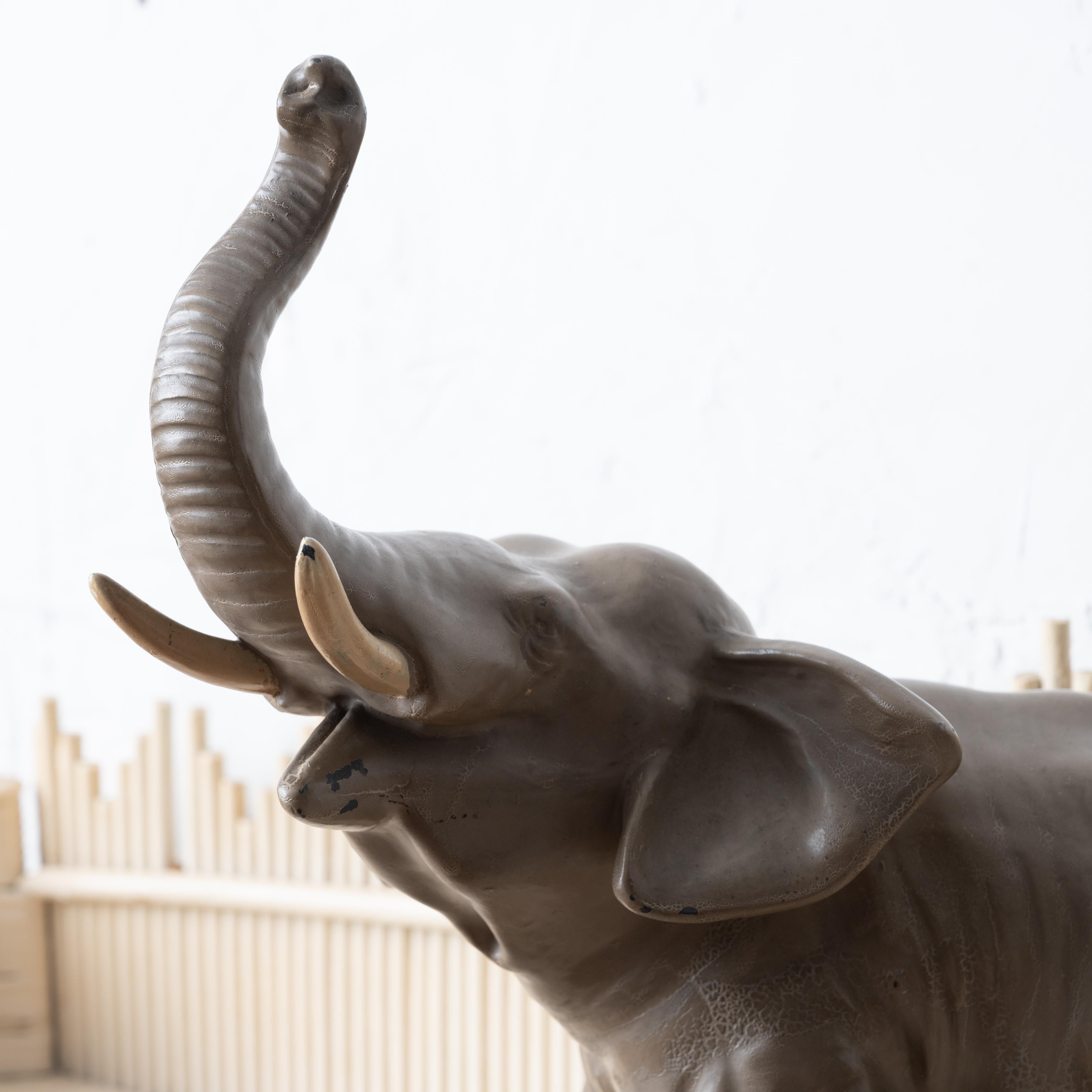 Début du 20ème siècle Butoirs de porte en forme d'éléphant trompette, C.I.C. - Une paire en vente