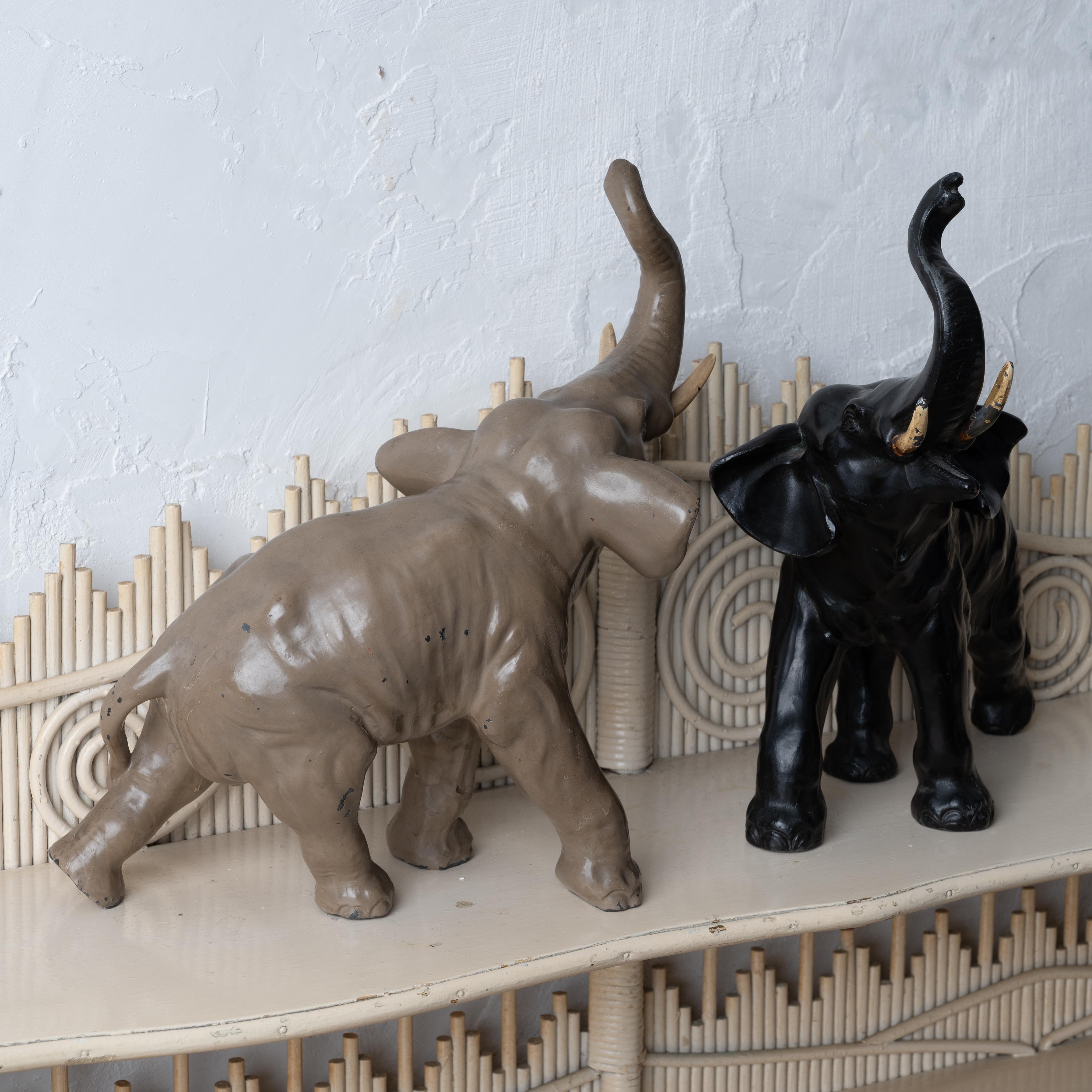 Métal Butoirs de porte en forme d'éléphant trompette, C.I.C. - Une paire en vente