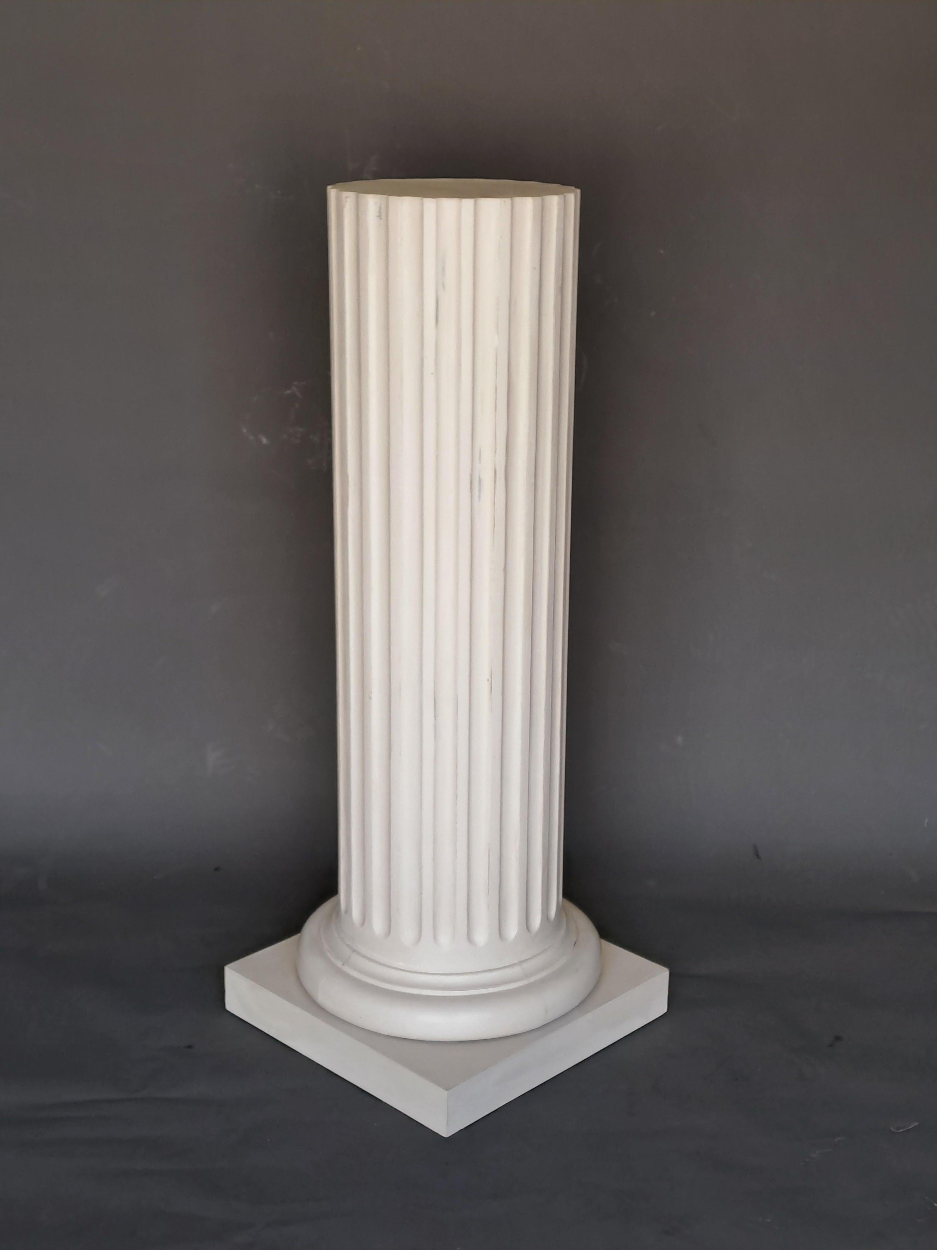 Cream lacquered wooden column forming a selette in the Louis XVI style composed of a fluted barrel on a sausage base and a square solid wood base. Nice proportions.
French work from the end of the 19th century.
Very good condition, slight wear to