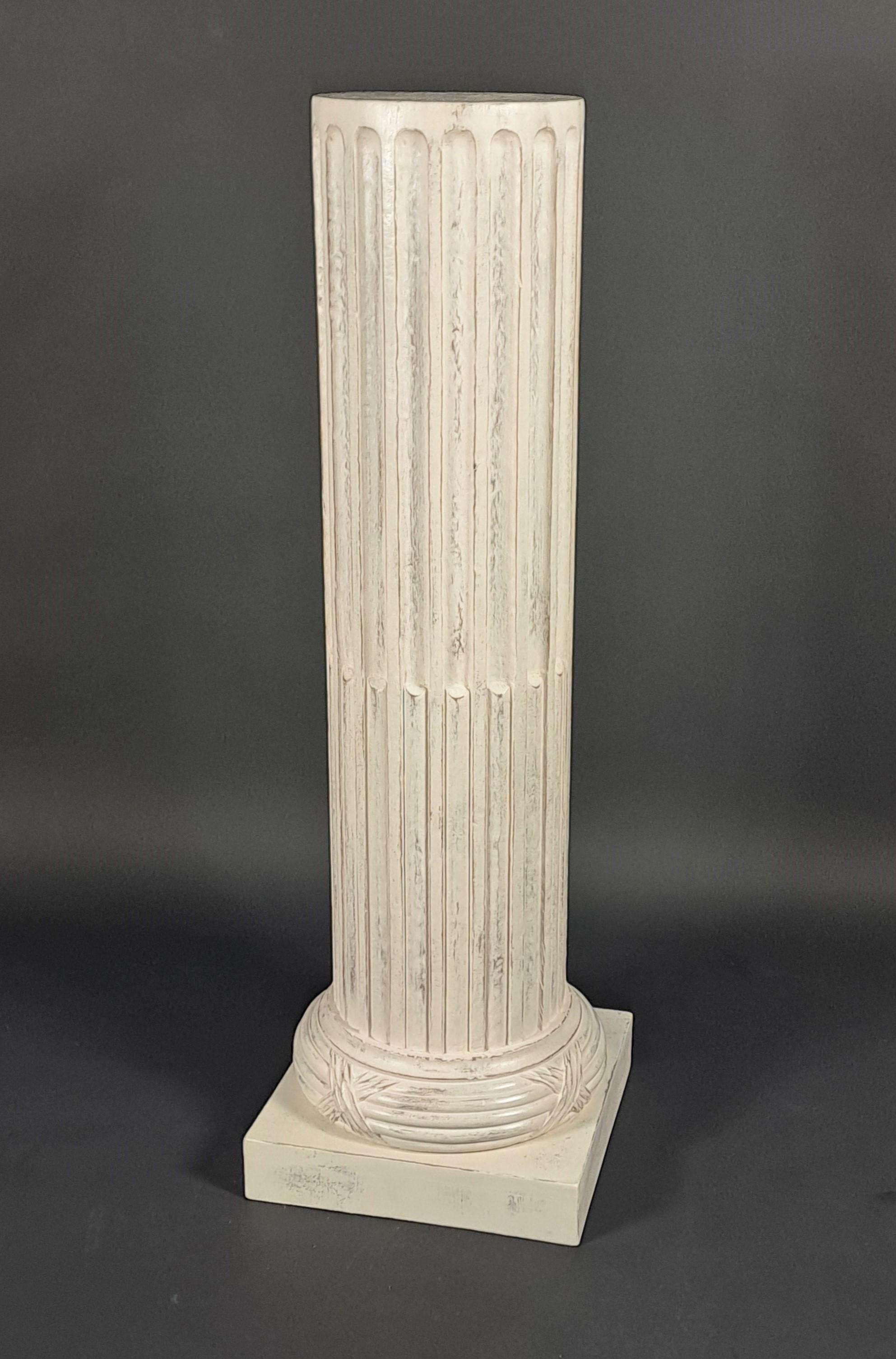 Stumpfe Säule im Louis XVI-Stil mit rudimentärer Kannelierung.
Viereckiger Sockel mit kreuzförmig verziertem Boudin

Weiße Patina

Arbeiten vom Ende des 19. Jahrhunderts. 