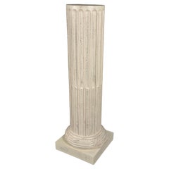 colonne tronquée de style Louis XVI avec cannelures cannelées