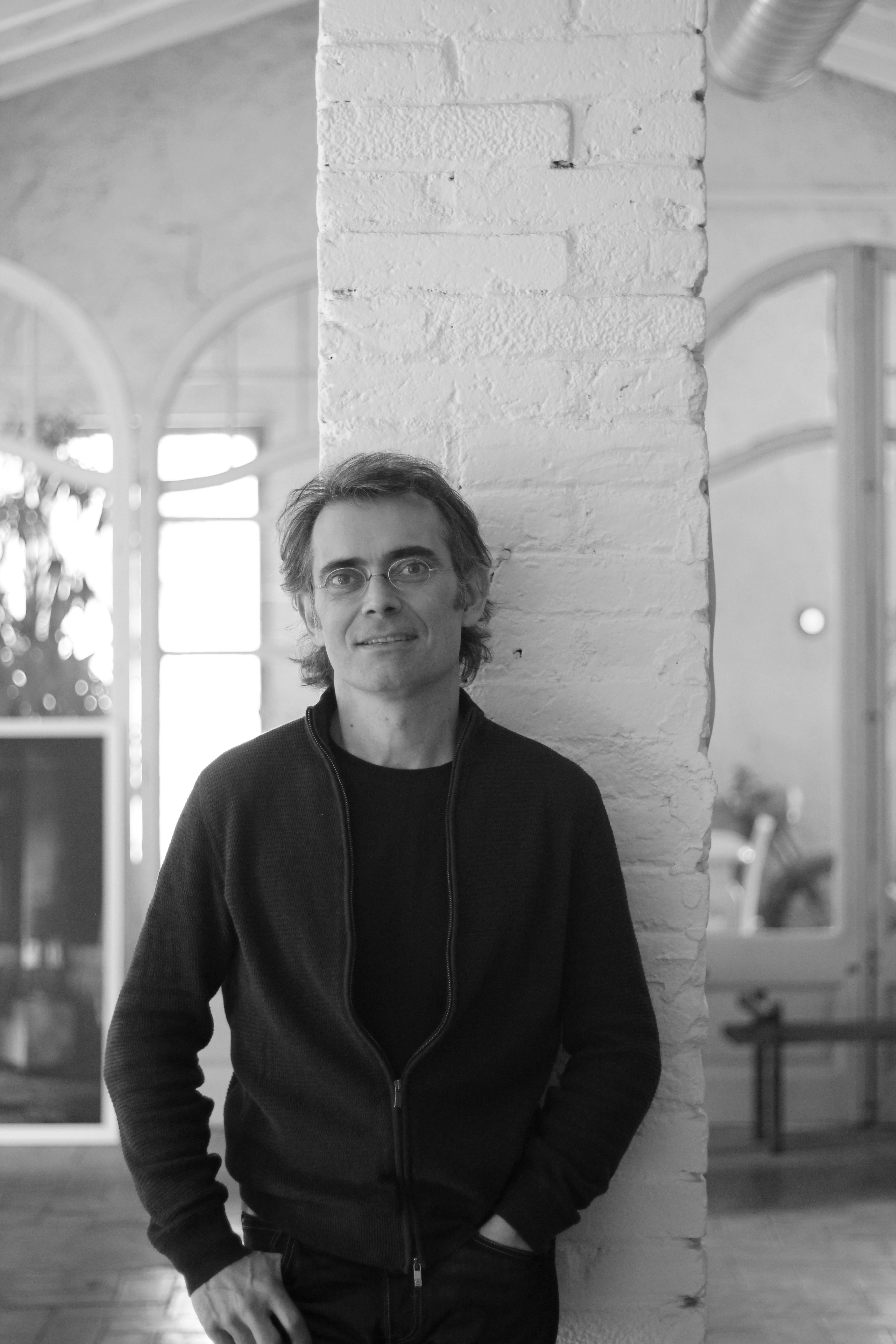 Trunk 3 Skulpturaler, handgefertigter Stuhl aus Leder und Holz von Jordi Ribaudí im Angebot 6