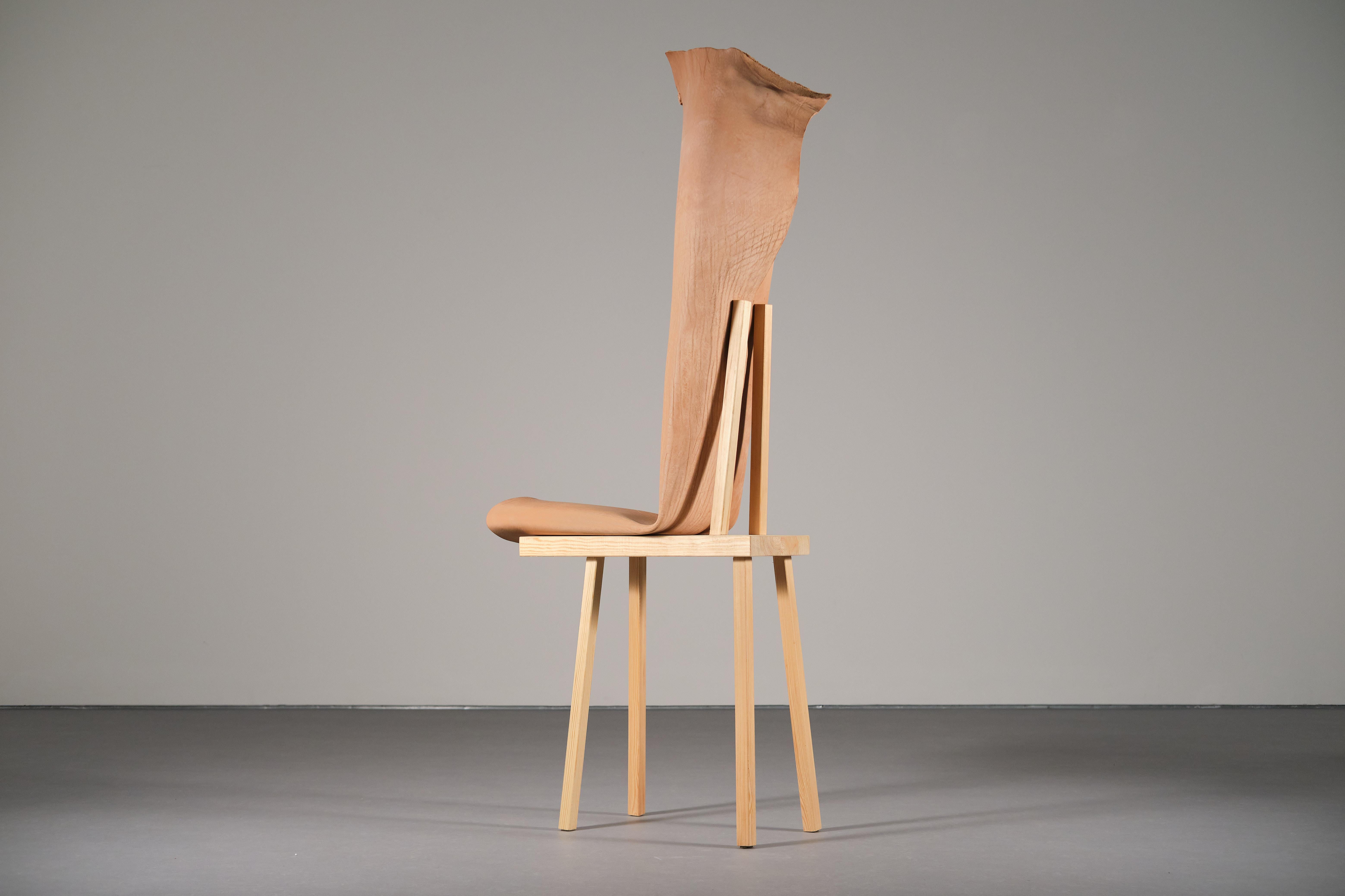Mit dem Trunk Chair setzt der Designer seine Erkundung fort, wie Leder über sein traditionelles Image und seine Verwendung hinaus erweitert werden kann. Hier wird das Material zu unerwarteten, fast surrealen Formen geformt, die unsere Vorstellungen