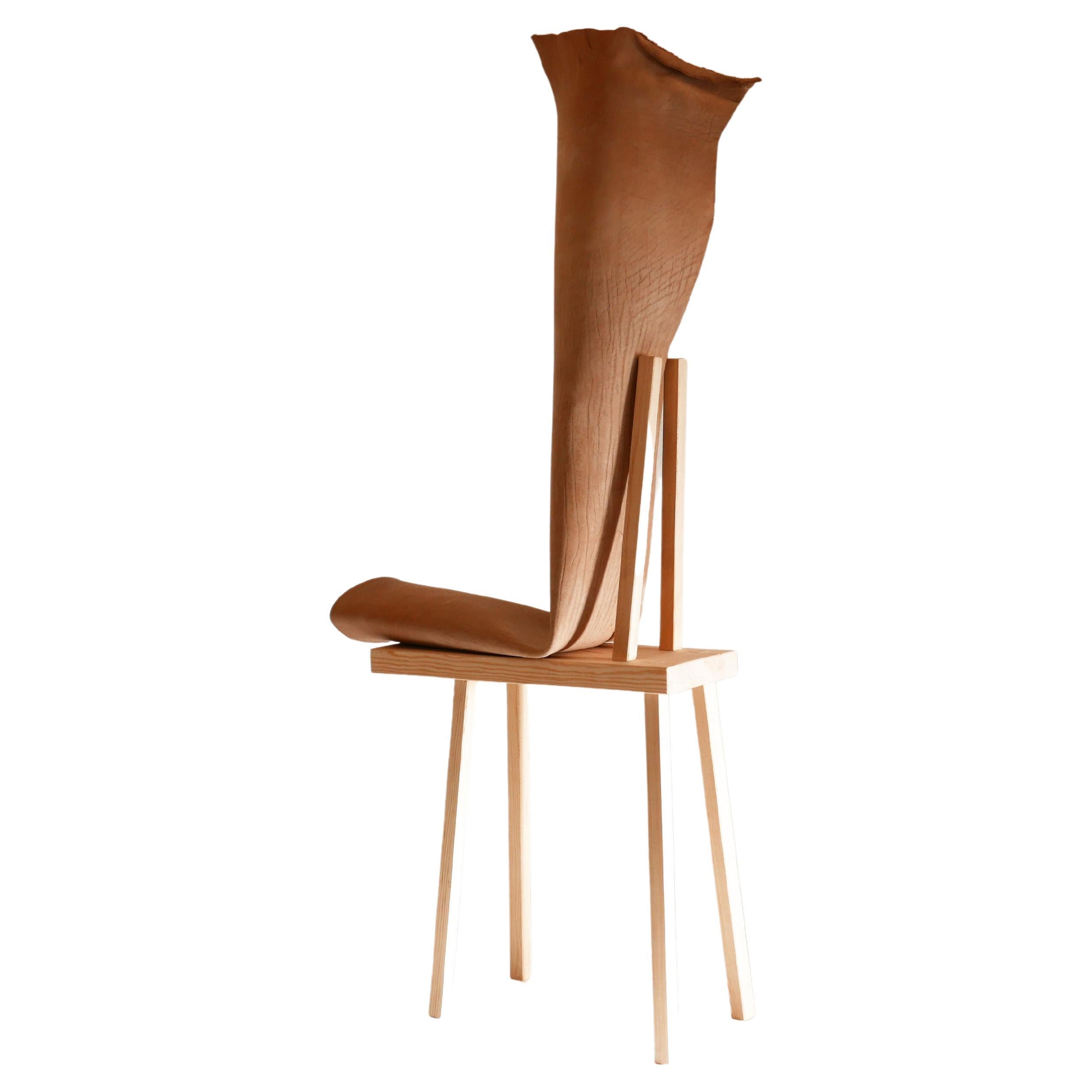 Coffre de Jordi Ribaud, cuir de buffle, meuble sculptural en bois de pin finlandais