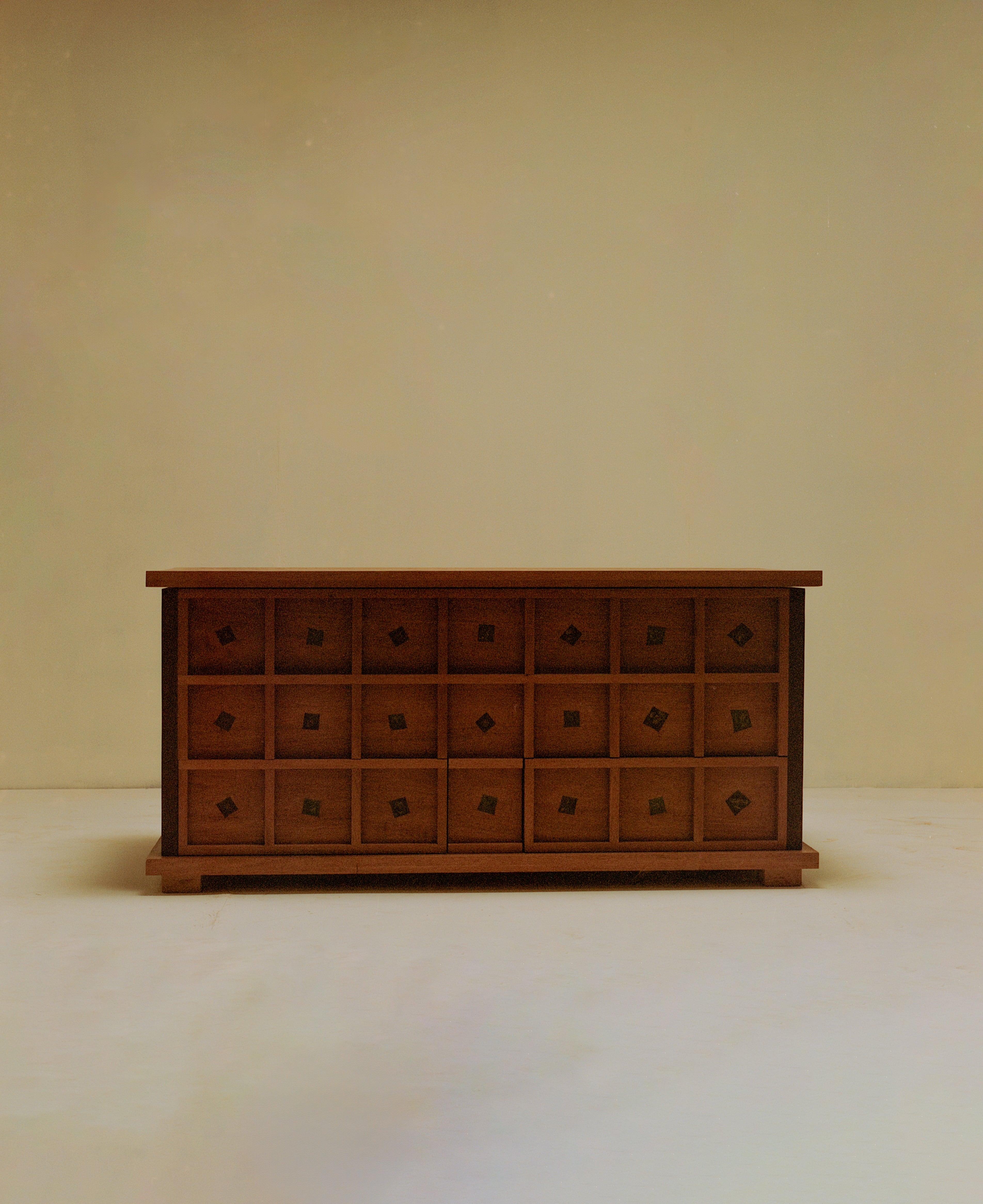 La nouvelle Collection S de Rafael Triboli synthétise les aspects fondamentaux de sa pratique, en rassemblant des techniques et des ressources qui ont longtemps habité son répertoire, mais qui parviennent désormais à une communication organique avec