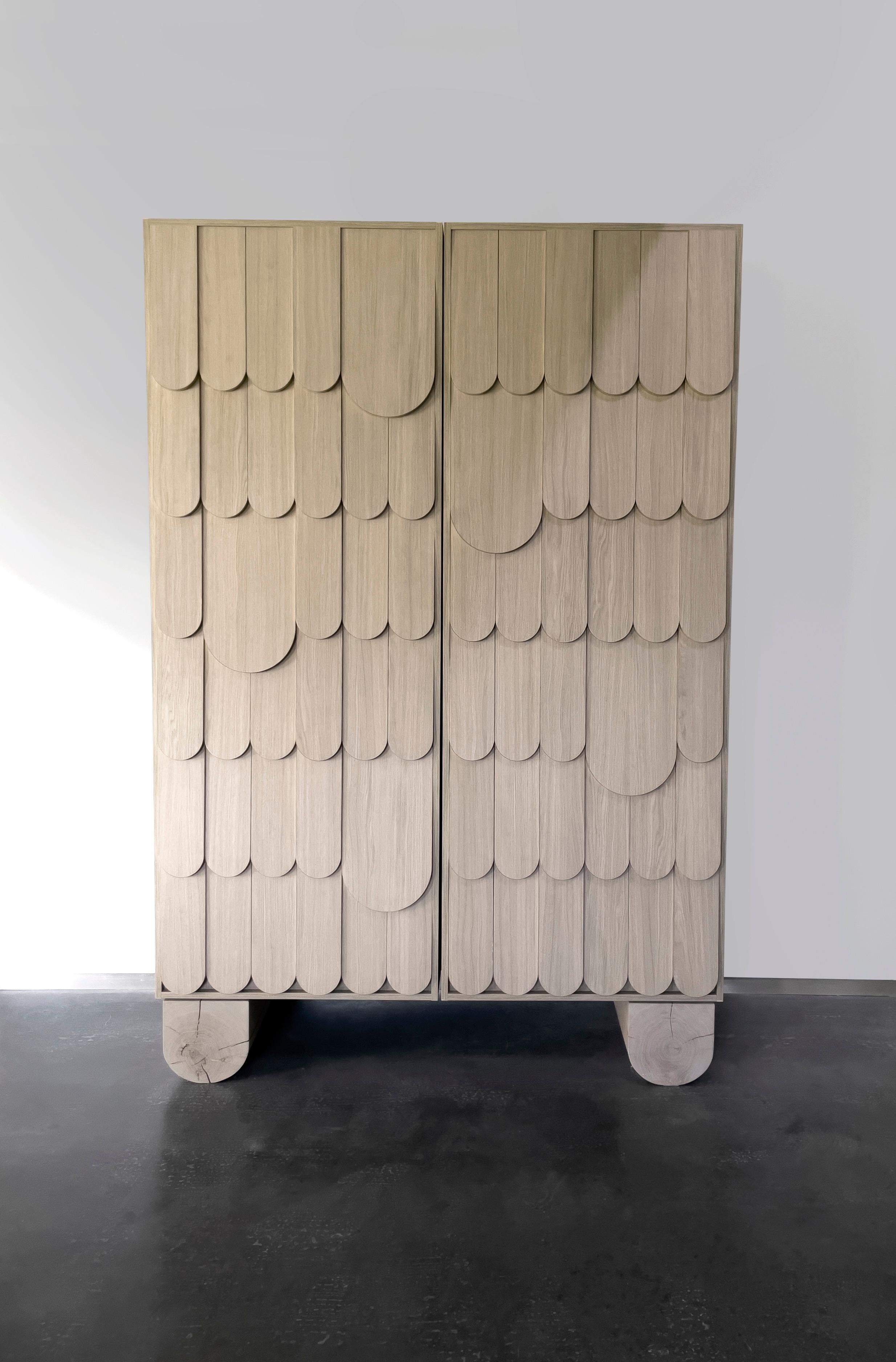 Armadio a baule di Atelier Ruben van Megen
Dimensioni: L. 158 x P. 64 x H. 235 cm
Materiali: Oak (base), MDF, HPL, ottone.

Ruben Van Megen (1984) laureato  dell'Accademia di Design di Eindhoven nel 2012, con il focus 
