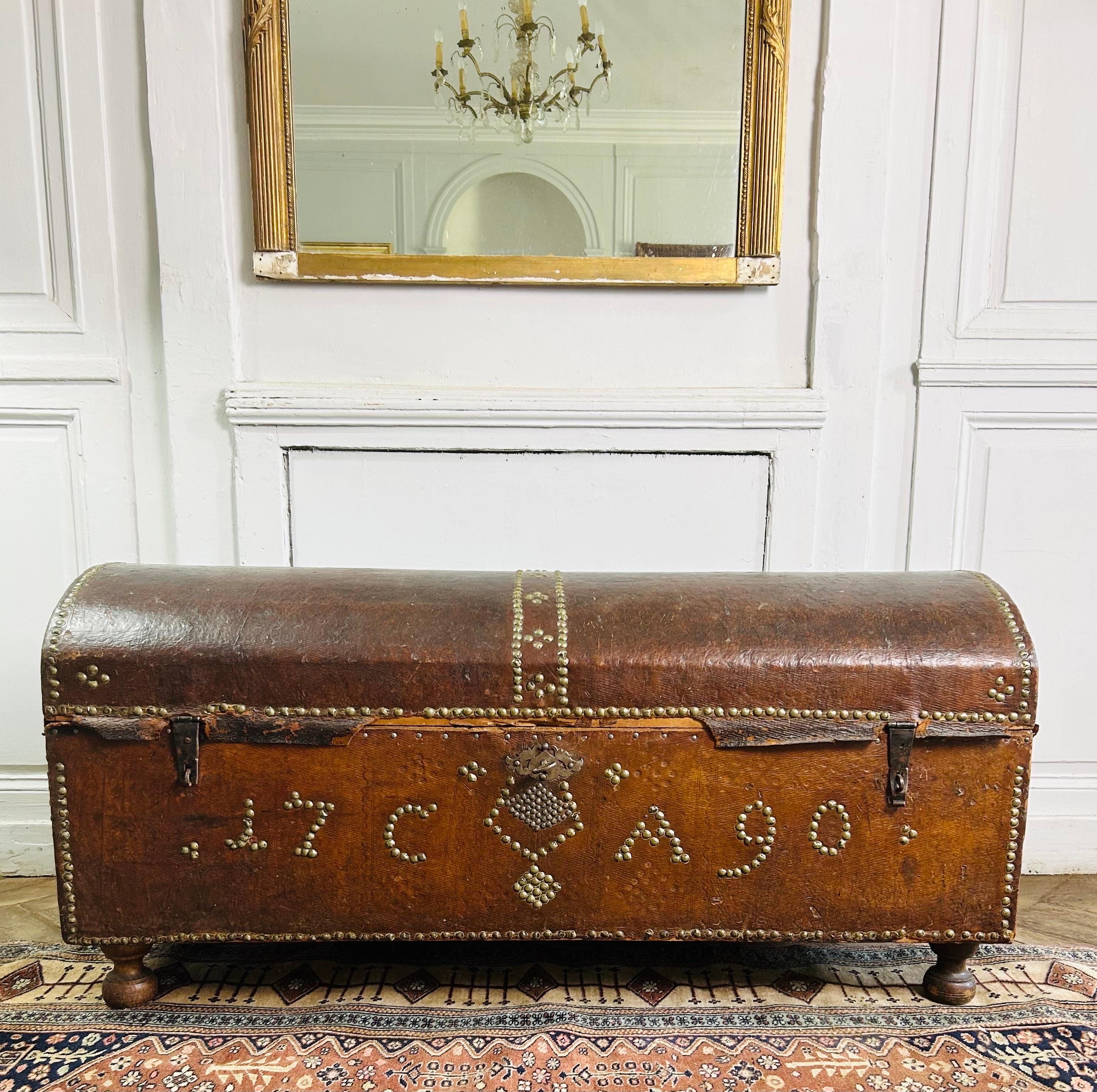 Very rare large blanket chest, Italian trunk from the 18th century in wood covered in leather. On feet. Louis XV period.
The core of the chest is made of wood covered in leather with a brass studded decoration.
The date is thus studded: 1790. (17 C