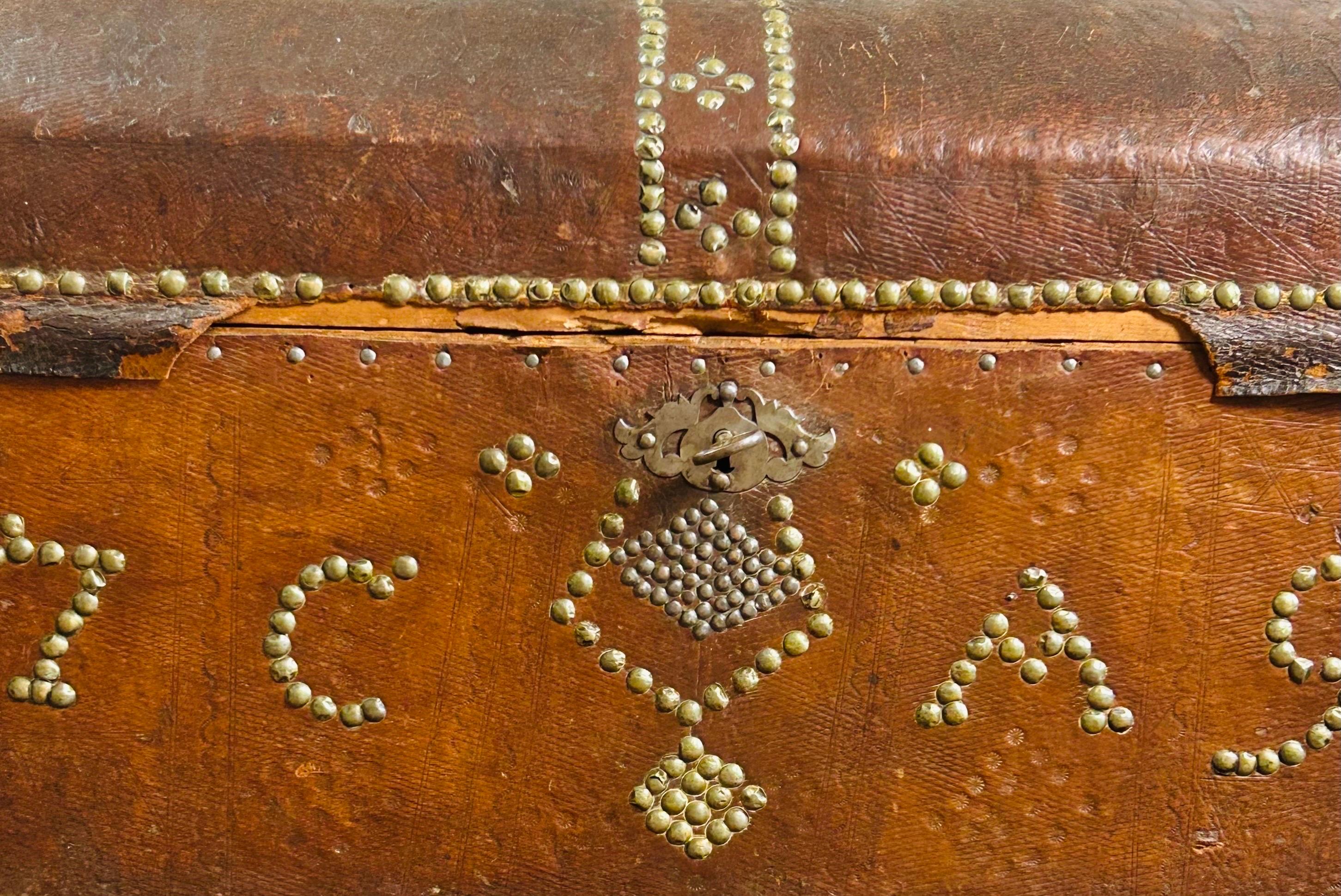Trunk - Dome Chest Wrapped in Studded Leather - Italy - 18th Louis XV Period In Good Condition In Beuzevillette, FR