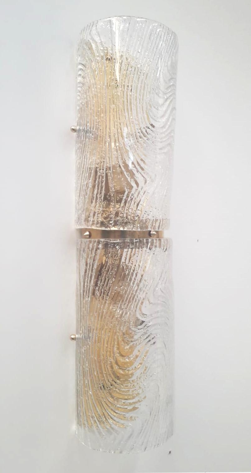 Aplique de pared o empotrable italiano con cristal de Murano transparente soplado a mano en difusores cilíndricos con motivos texturados y efecto granulado mediante la técnica Graniglia, montado en placa trasera de latón / Diseñado por Fabio Bergomi