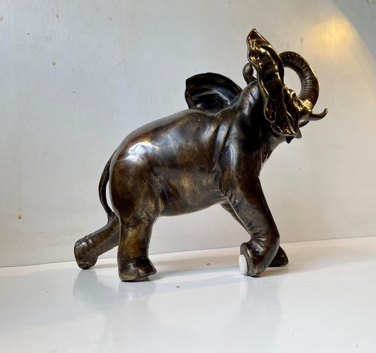 Trunk Up - Vintage Elephant Sculpture in Bronze In Good Condition In Esbjerg, DK