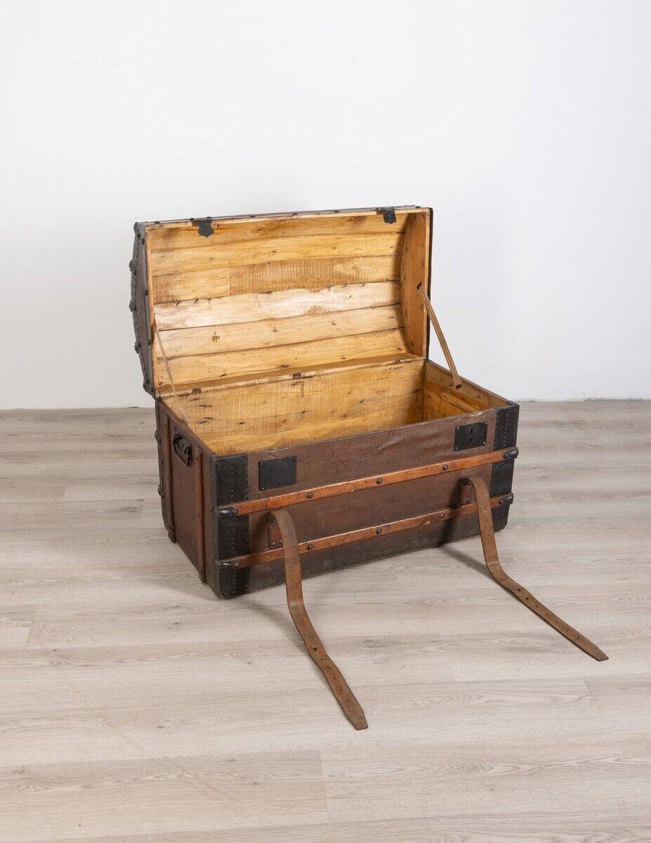 Wooden trunk with iron inserts and handles, closure with leather belts, early 1900s.
CONDITIONS: In good condition, it may show signs of wear due to time.

DIMENSIONS: Height 58 cm; width 90 cm; length 50 cm

MATERIALS: Wood, Iron and