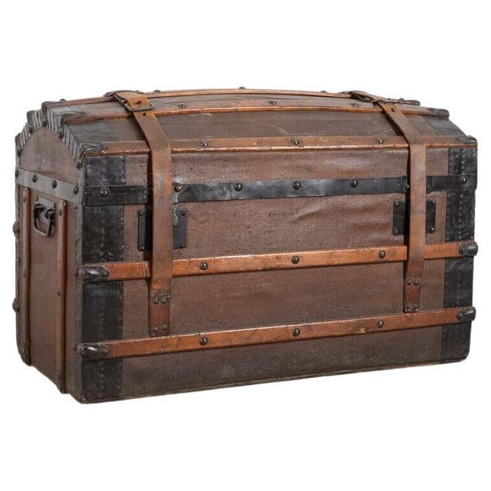 Trunk Vintage Early 900' in Wood and Iron Italian Design at 1stDibs