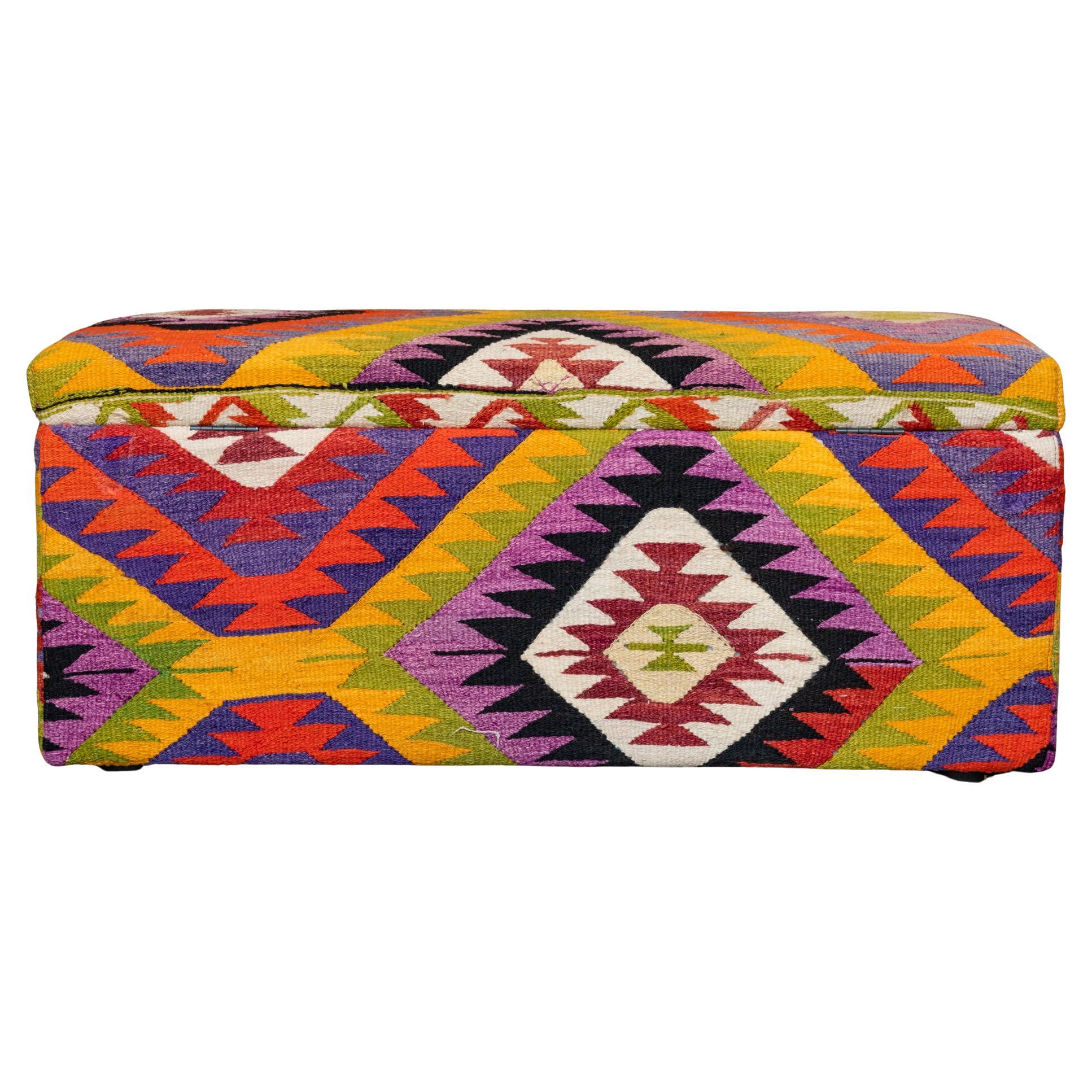 Baule imbottito realizzato in Italia ma rivestito con un kilim dai colori vivaci.
 Fa venire l'allegria. In una casa al mare può contenere i teli da mare.
È anche molto comoda come panca in un ingresso.

rif. M/634.