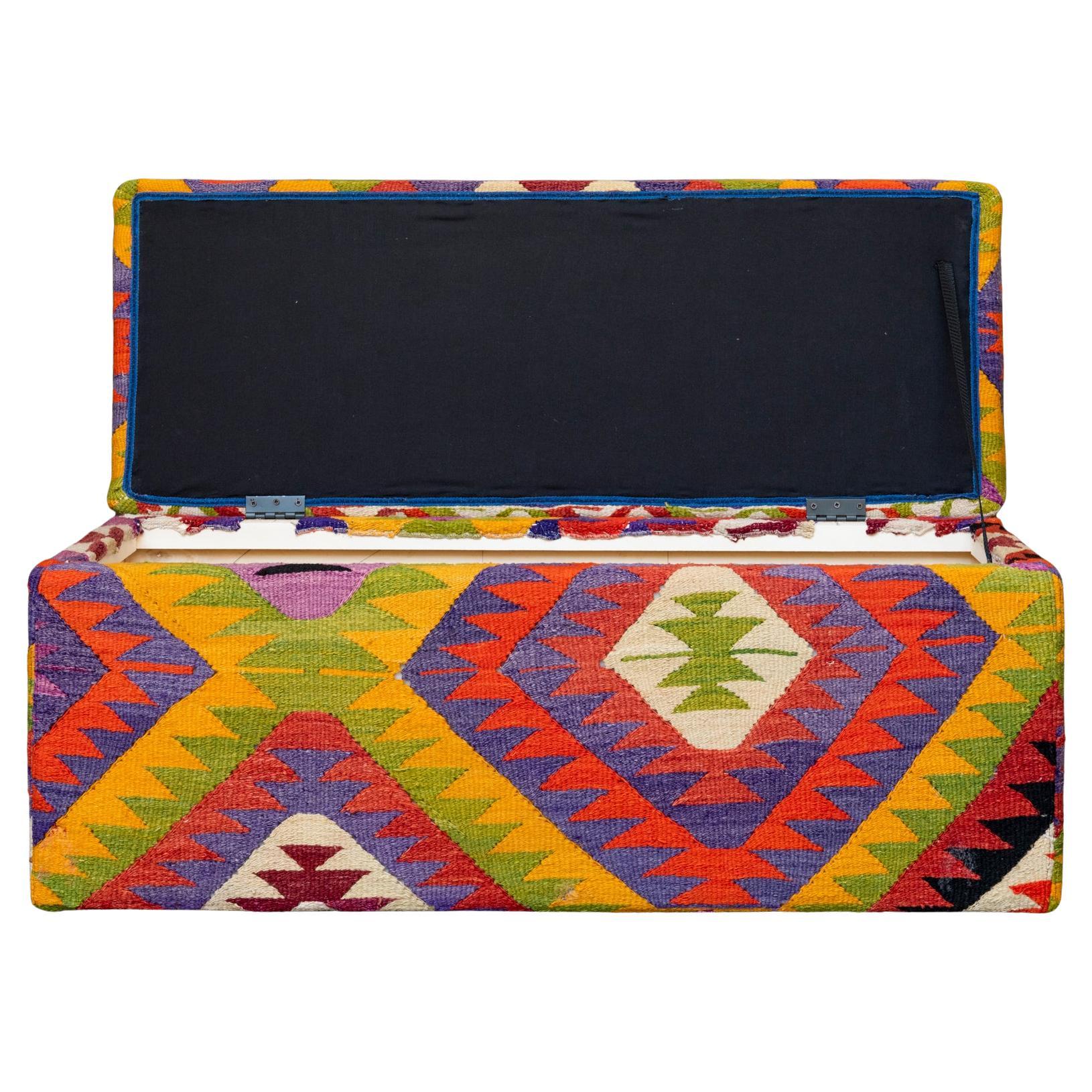 Annodato a mano Baule con Kilim in vendita