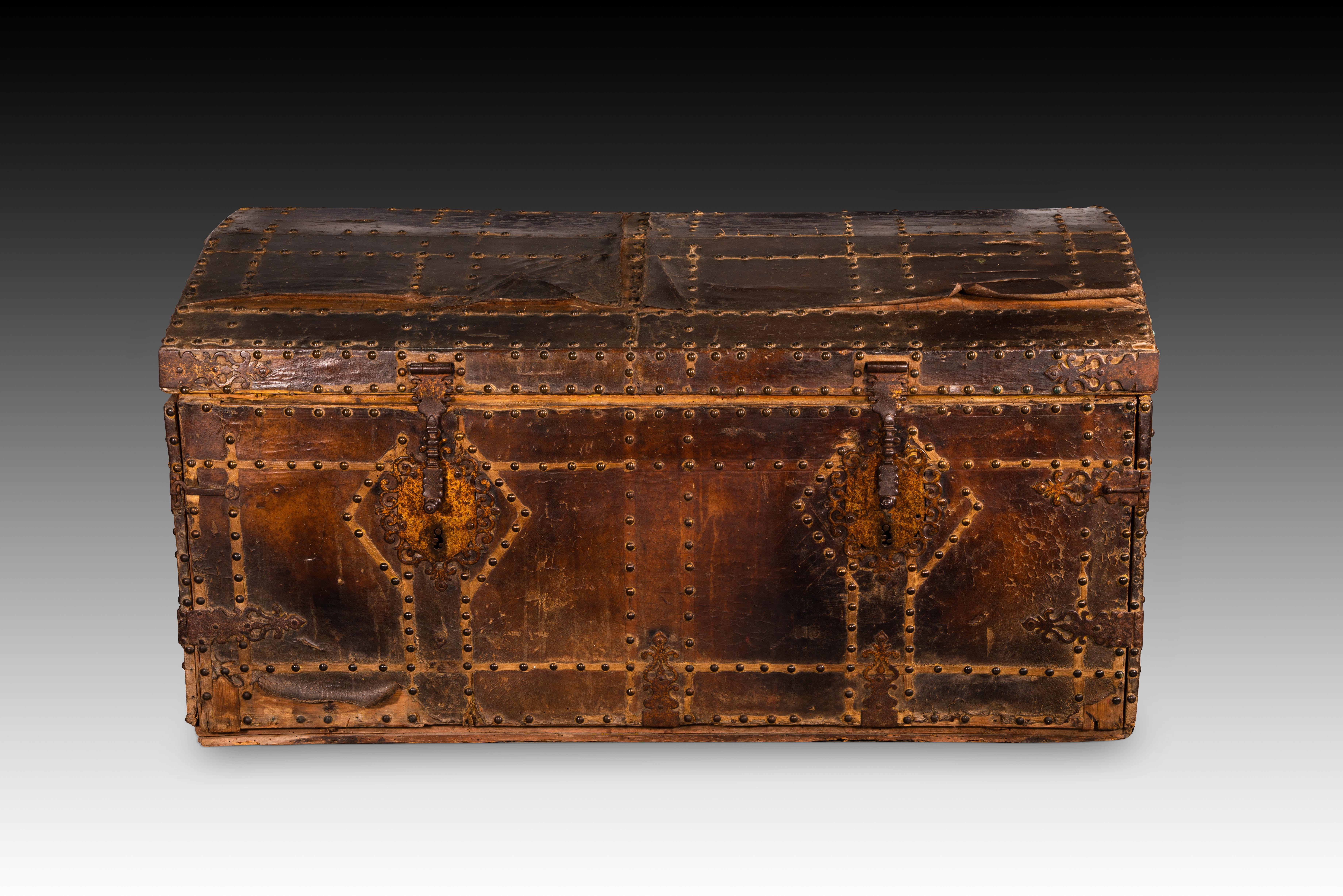 Tronc. Wood, cuir, fer. École espagnole, vers 1700. 
Malle en bois à couvercle incurvé et de forme rectangulaire, recouverte de cuir à l'extérieur, avec des ferrures, des poignées, des clous et deux fermetures sur le devant, qui a une ouverture