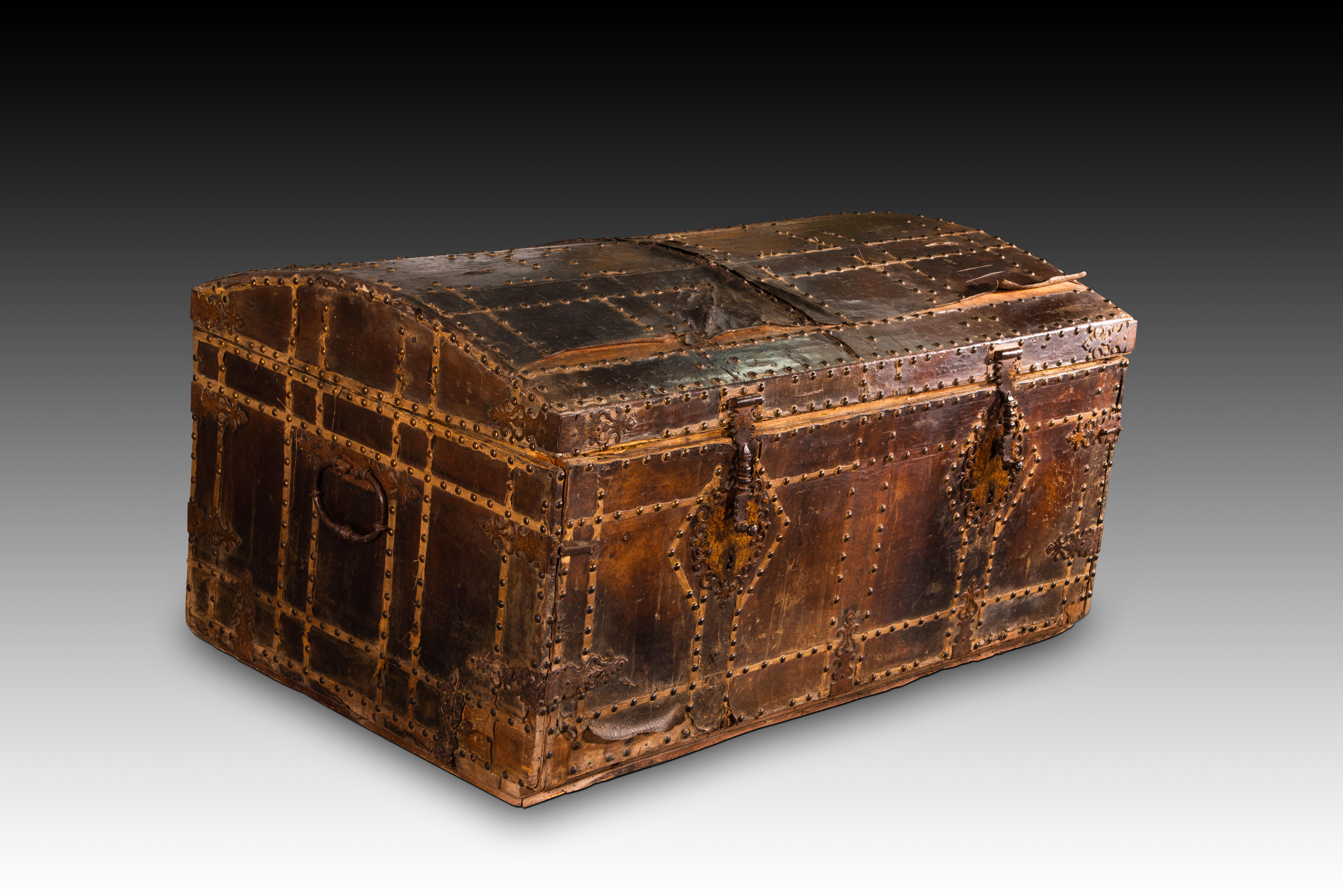 Néoclassique Tronc. Wood, cuir, fer. École espagnole, vers 1700. en vente