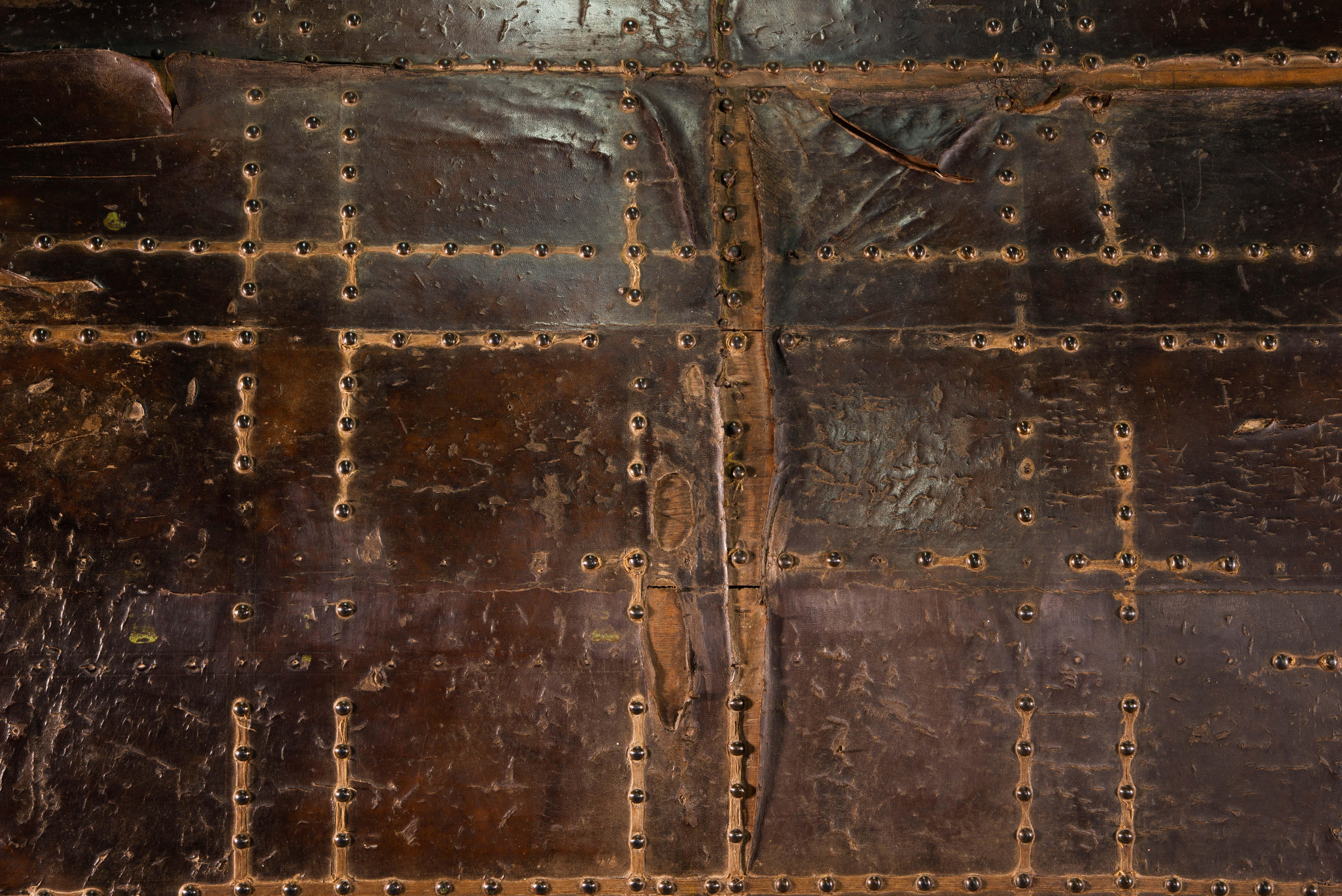 Tronc. Wood, cuir, fer. École espagnole, vers 1700. État moyen - En vente à Madrid, ES