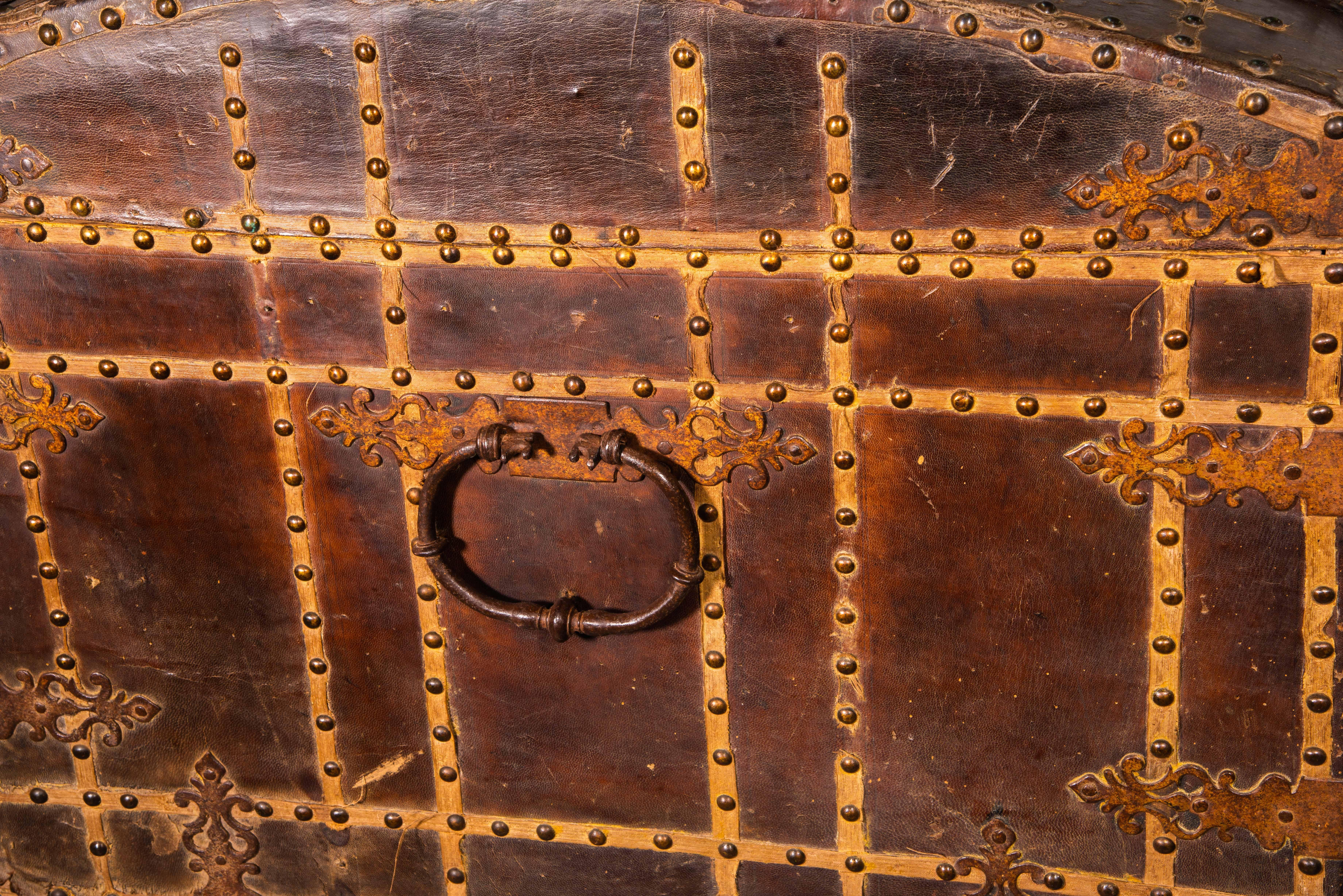 XVIIIe siècle et antérieur Tronc. Wood, cuir, fer. École espagnole, vers 1700. en vente