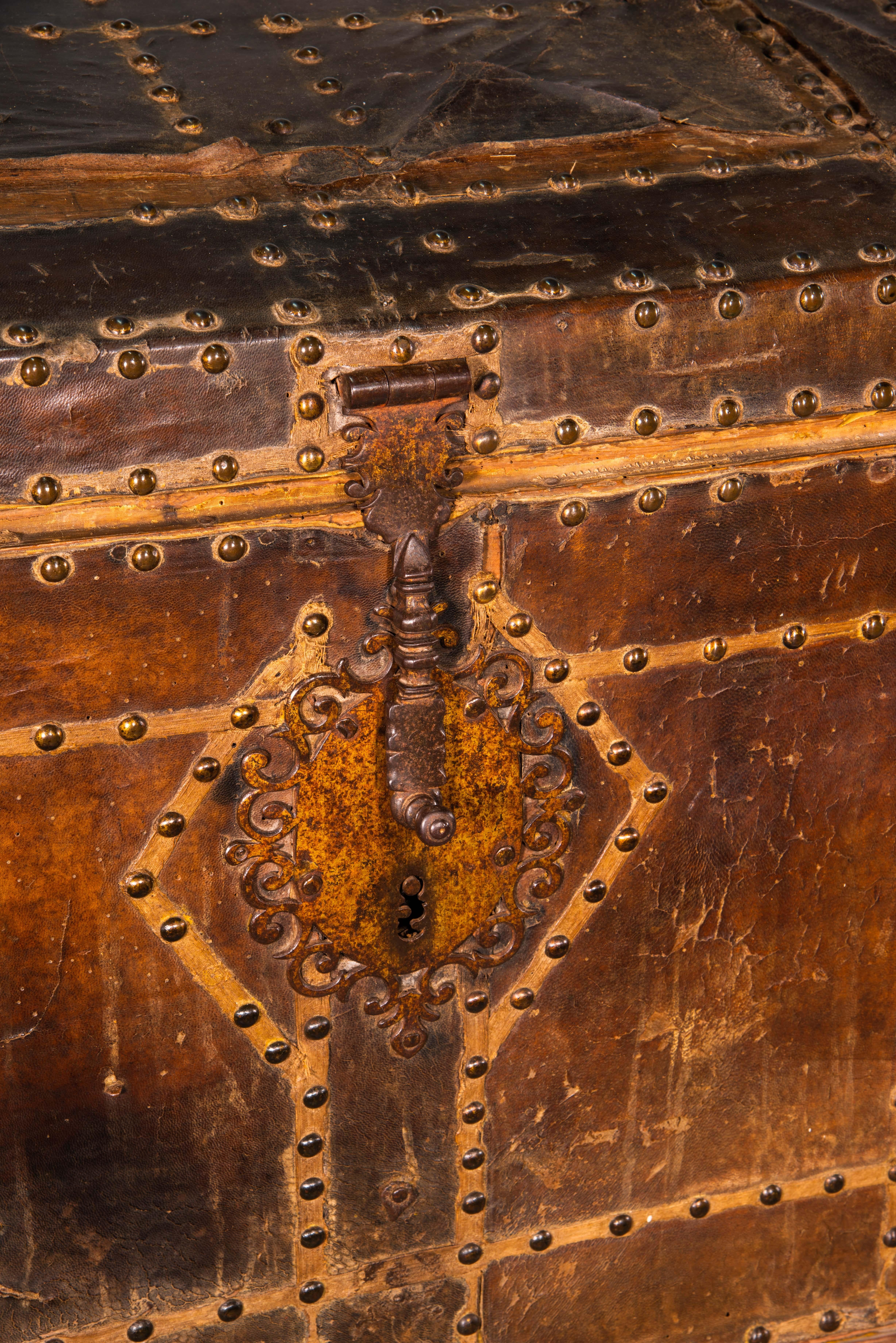 Autre Tronc. Wood, cuir, fer. École espagnole, vers 1700. en vente