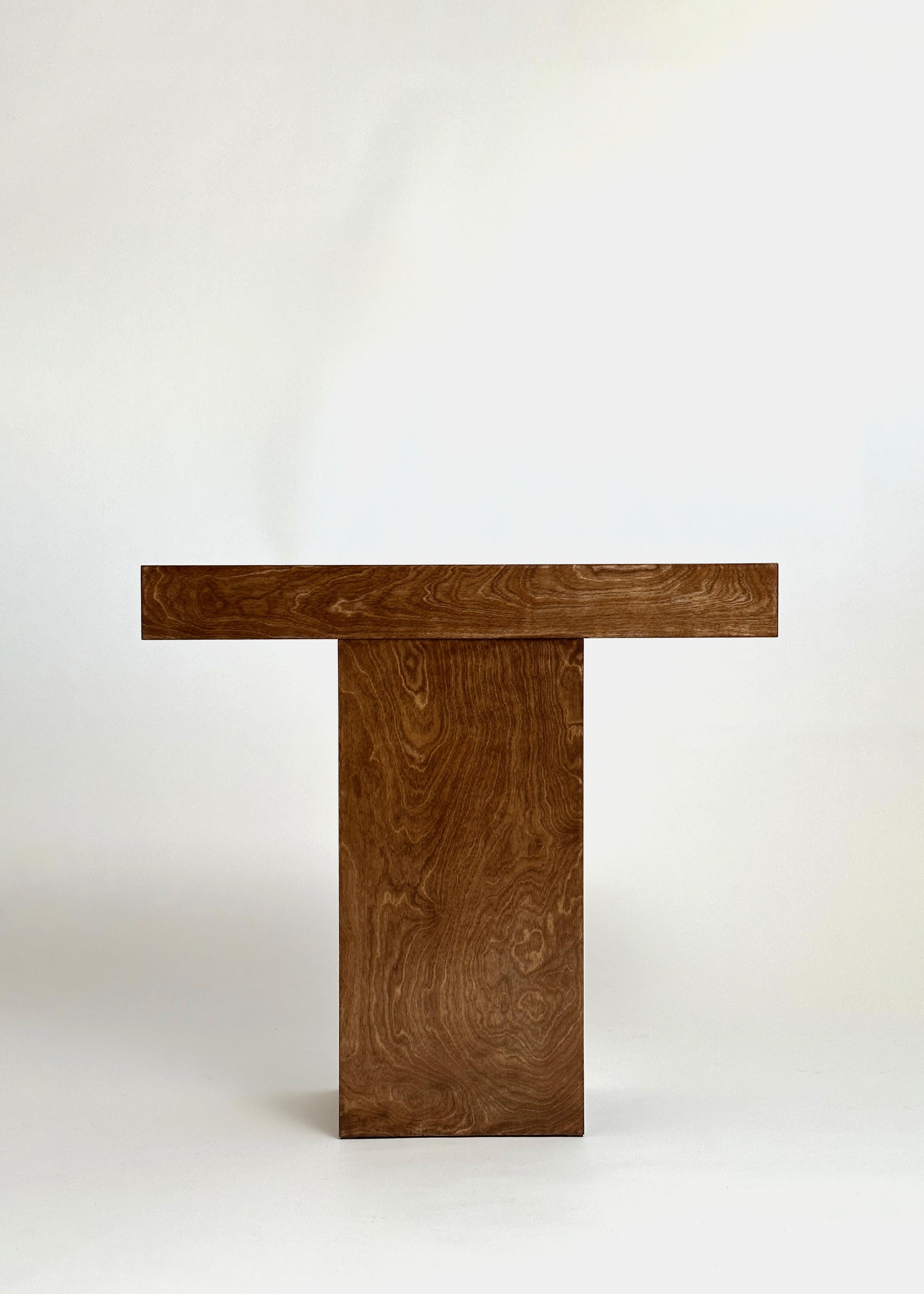 Console Truss L par Goons 
Dimensions : L 91 x D 30 x H 102 cm
MATERIAL : Contreplaqué de bouleau.
Finition en chêne.
Les dimensions peuvent être ajustées de +/- 10 cm

Goons est situé à Paris, en France. Toutes leurs créations sont réalisées en