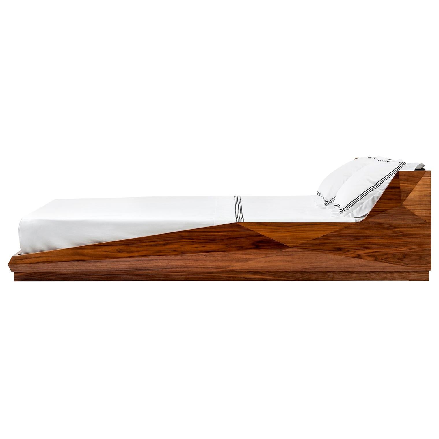 Truss, letto moderno geometrico in legno in vendita