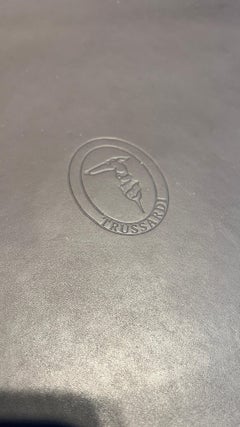 Mesa auxiliar Trussadi de cuero y bronce