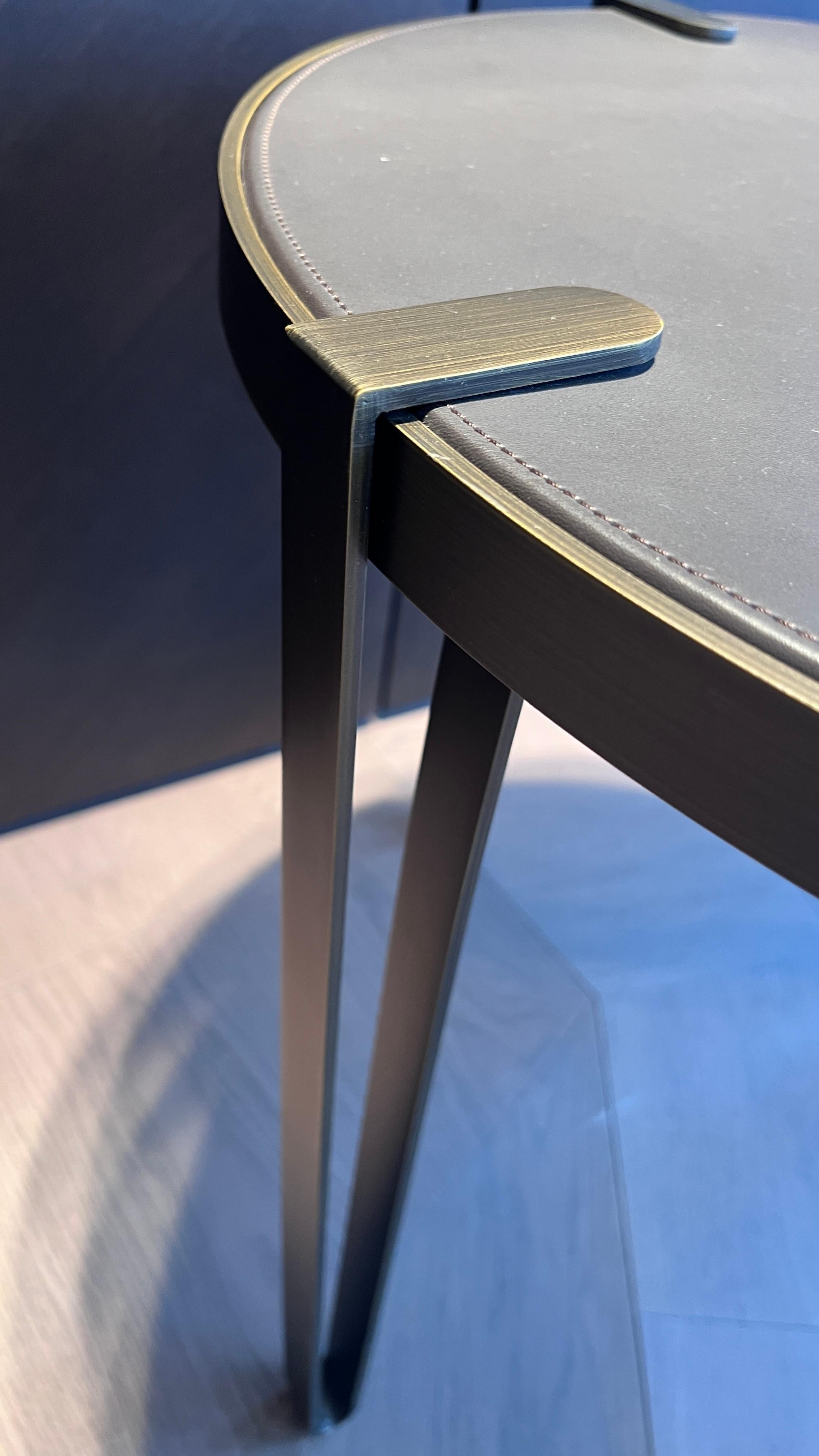 Modern Trussadi Sidetable in Leather and Bronze For Sale
