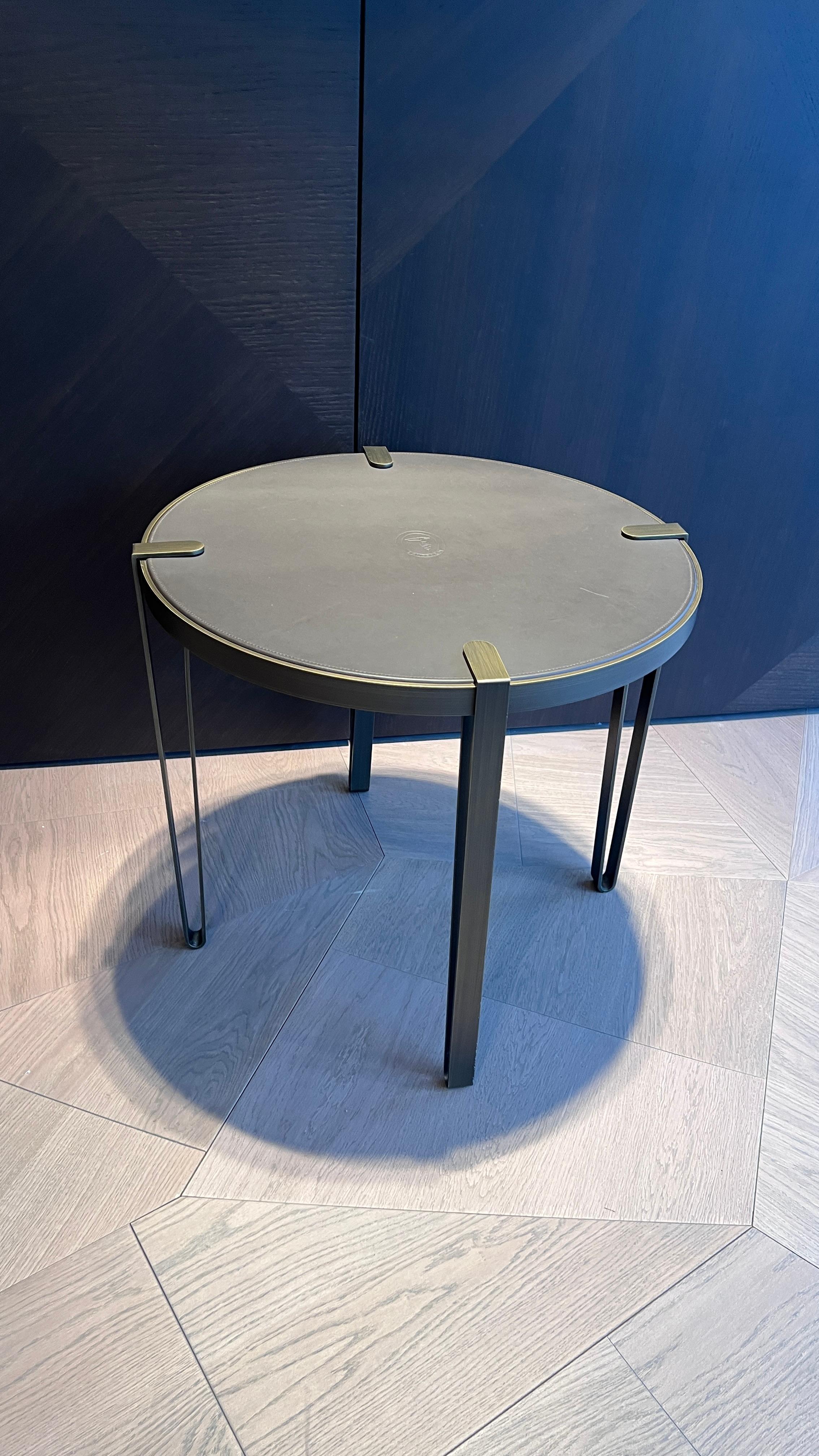 Trussadi Sidetable in Leather and Bronze For Sale 3