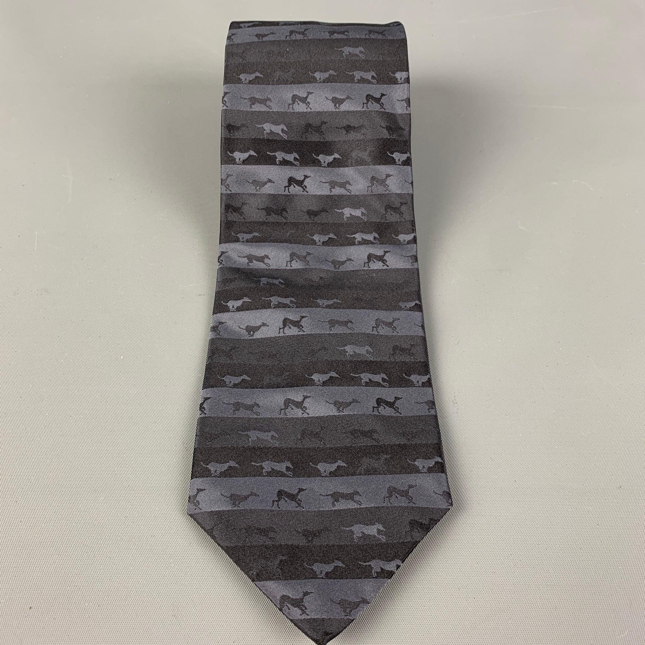 La cravate noire et gris foncé de Trussardi présente un motif rayé avec des chiens en liberté.100% soie. Fabriqué en Italie.
Très bon état d'origine.
 

Mesures : 
  
Largeur : 3 pouces 
Longueur : 56 pouces





  
  
 
Référence Sui Generis :
