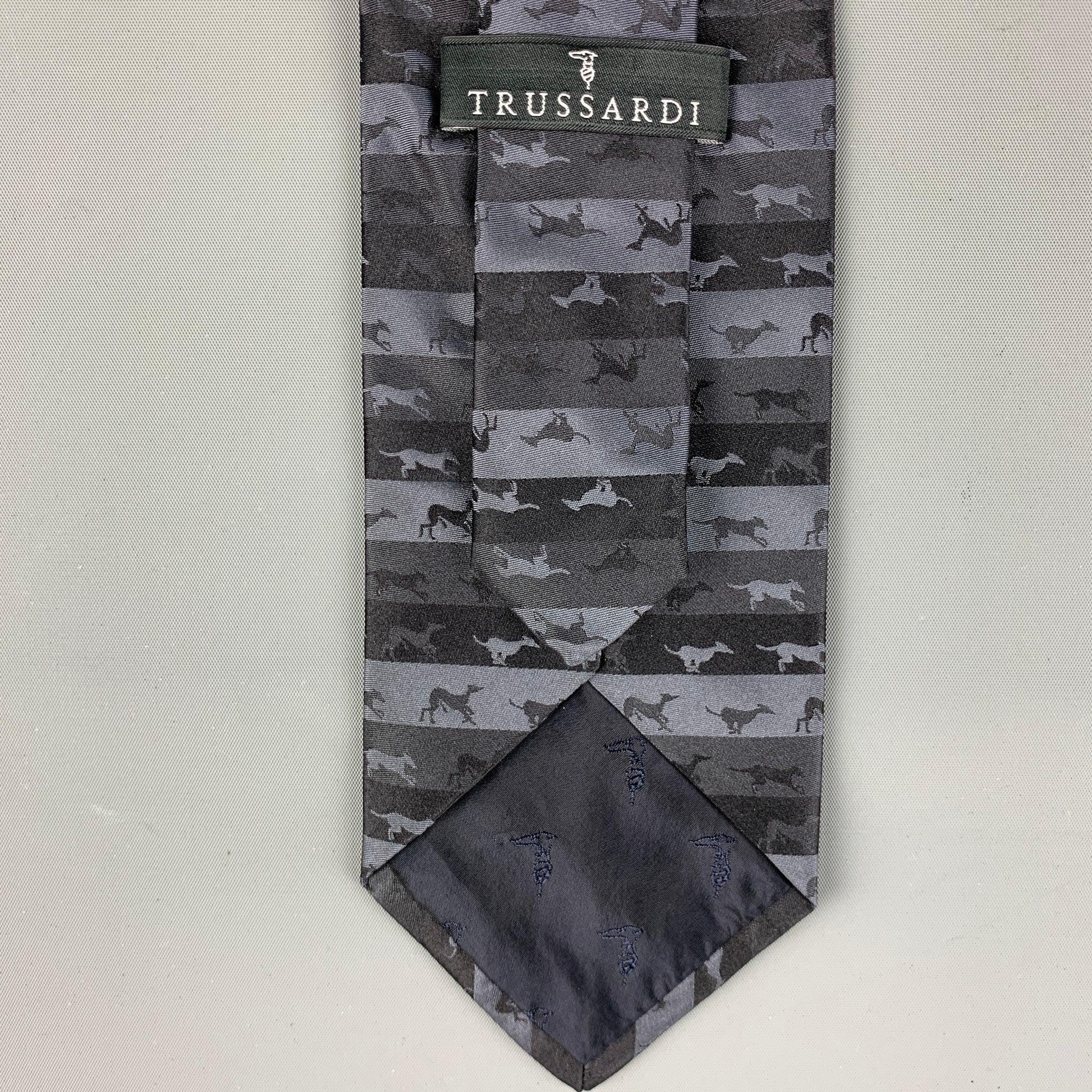 TRUSSARDI Cravate rayée « Dogs » noire et grise Pour hommes en vente