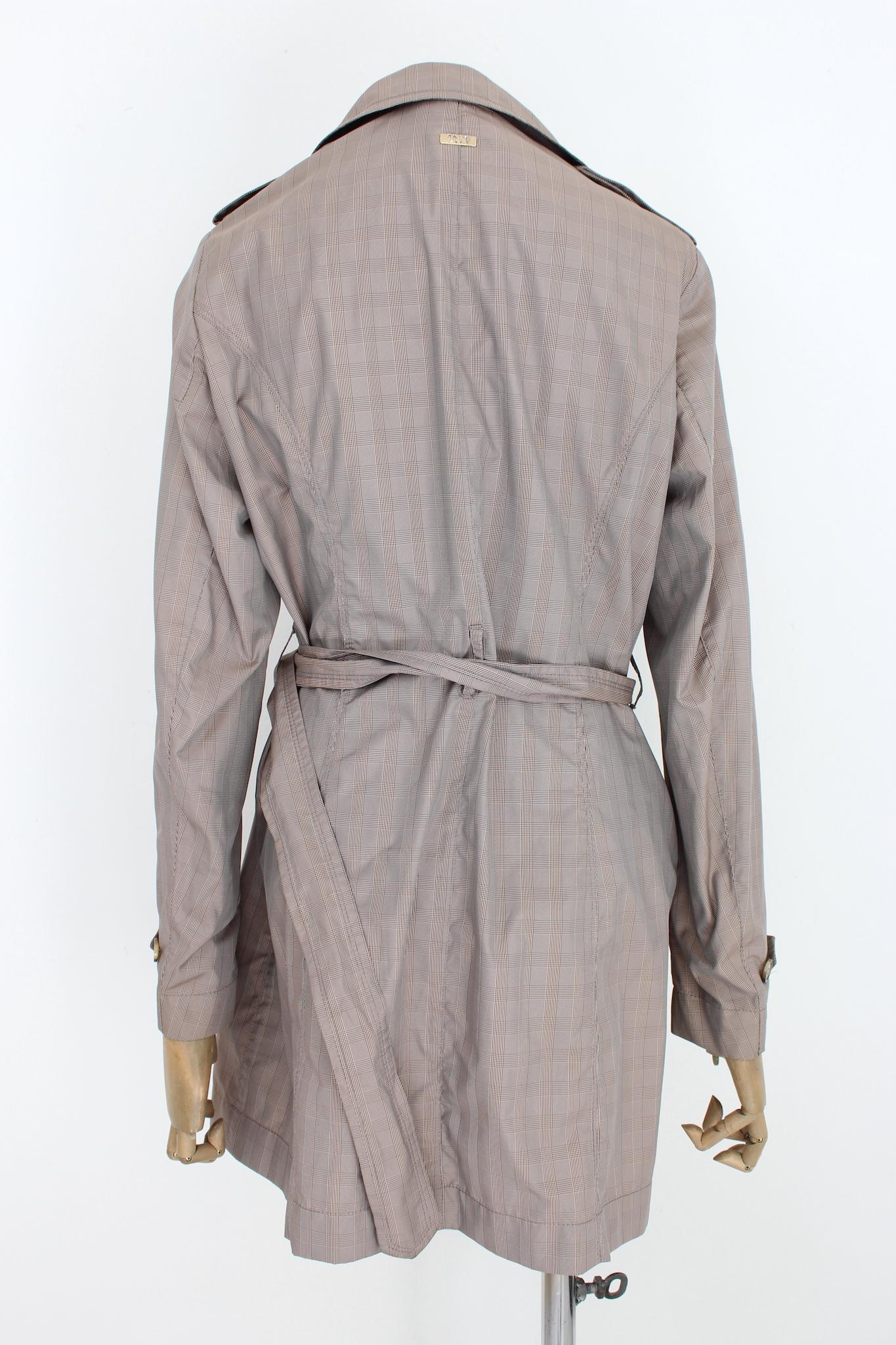 Trussardi 2000s trench coat. Beige and brown checked pattern, double-breasted closure with adjustable belt at the waist. 100% polyester fabric, internally unlined. Made in Italy

Size: 46 It 12 Us 14 Uk

Shoulder: 46 cm
Bust / Chest: 55