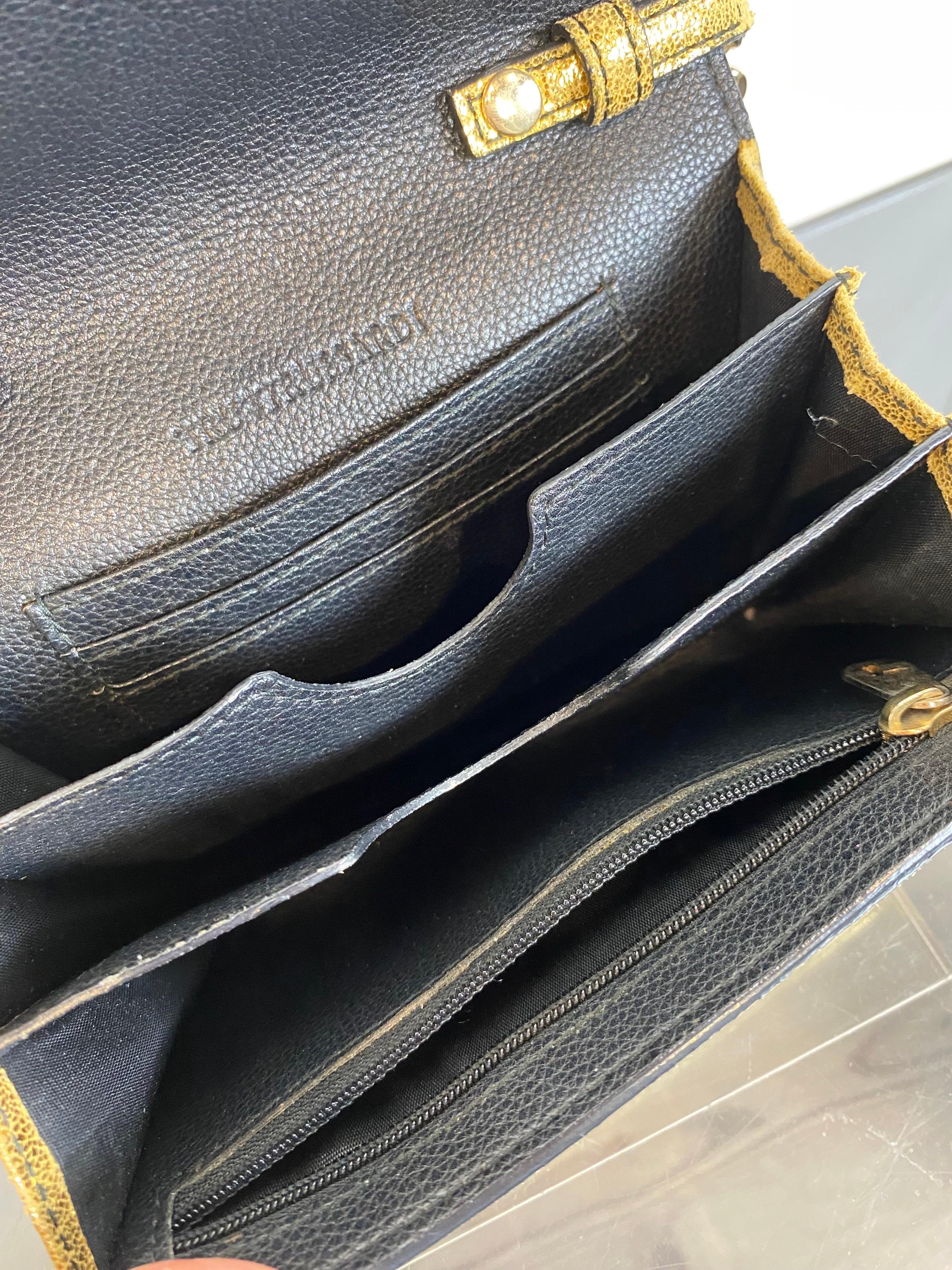 Trussardi pochette à épaule dorée en vente 2