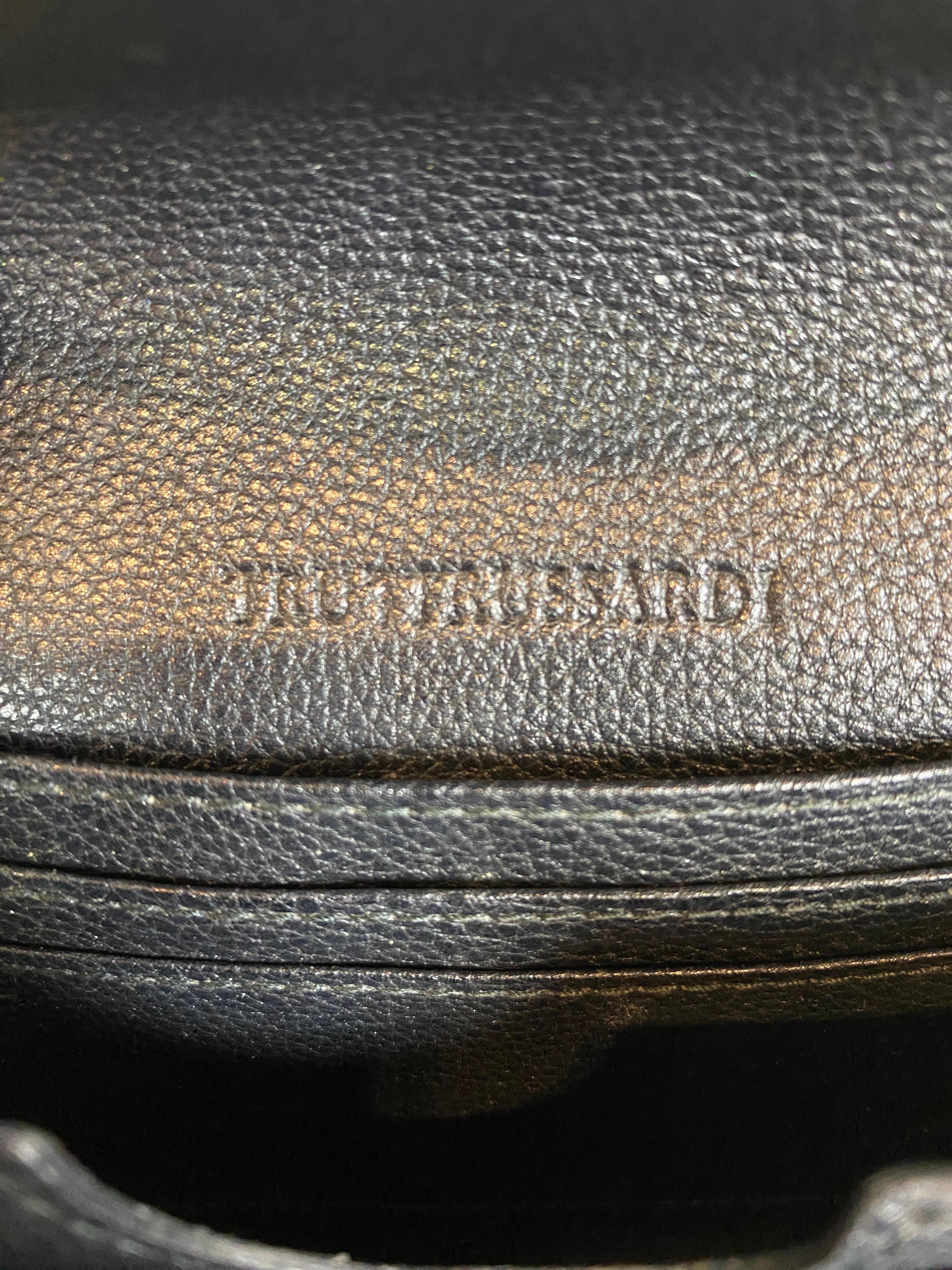 Trussardi pochette à épaule dorée en vente 3