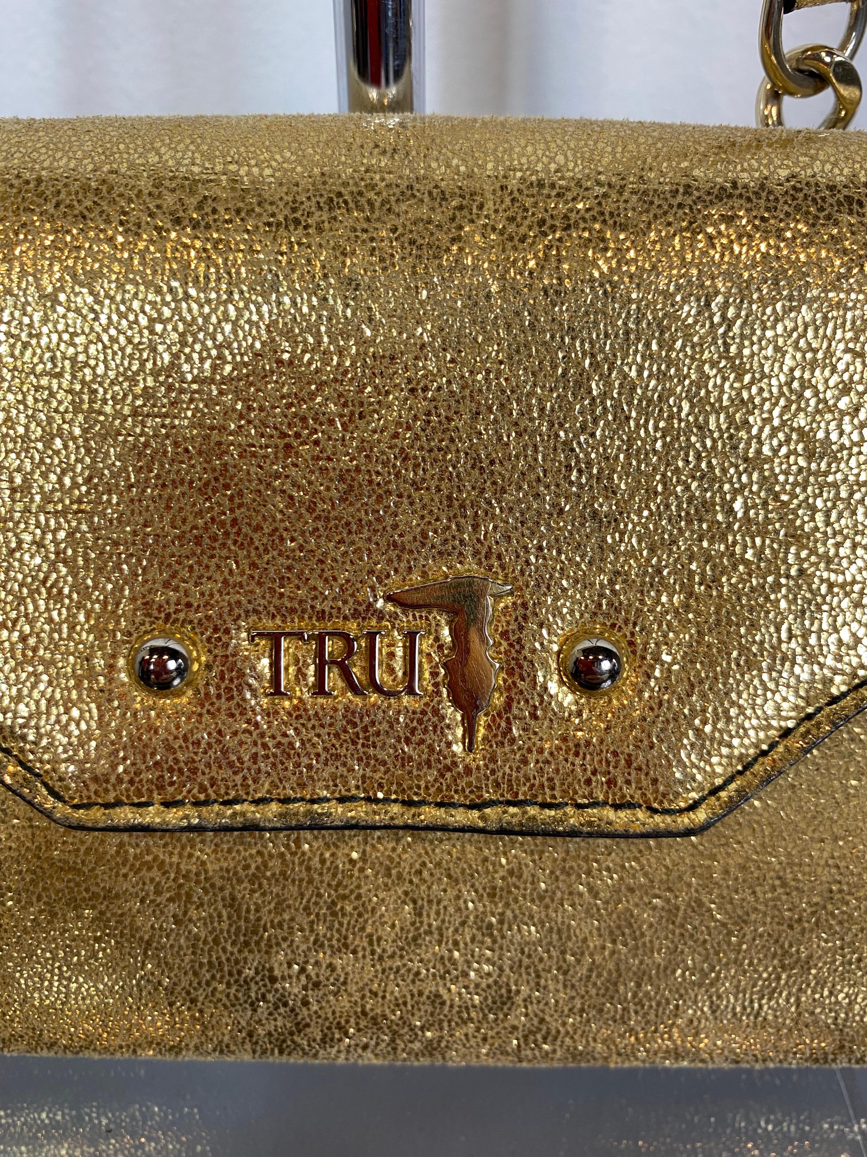 Trussardi pochette à épaule dorée en vente 4