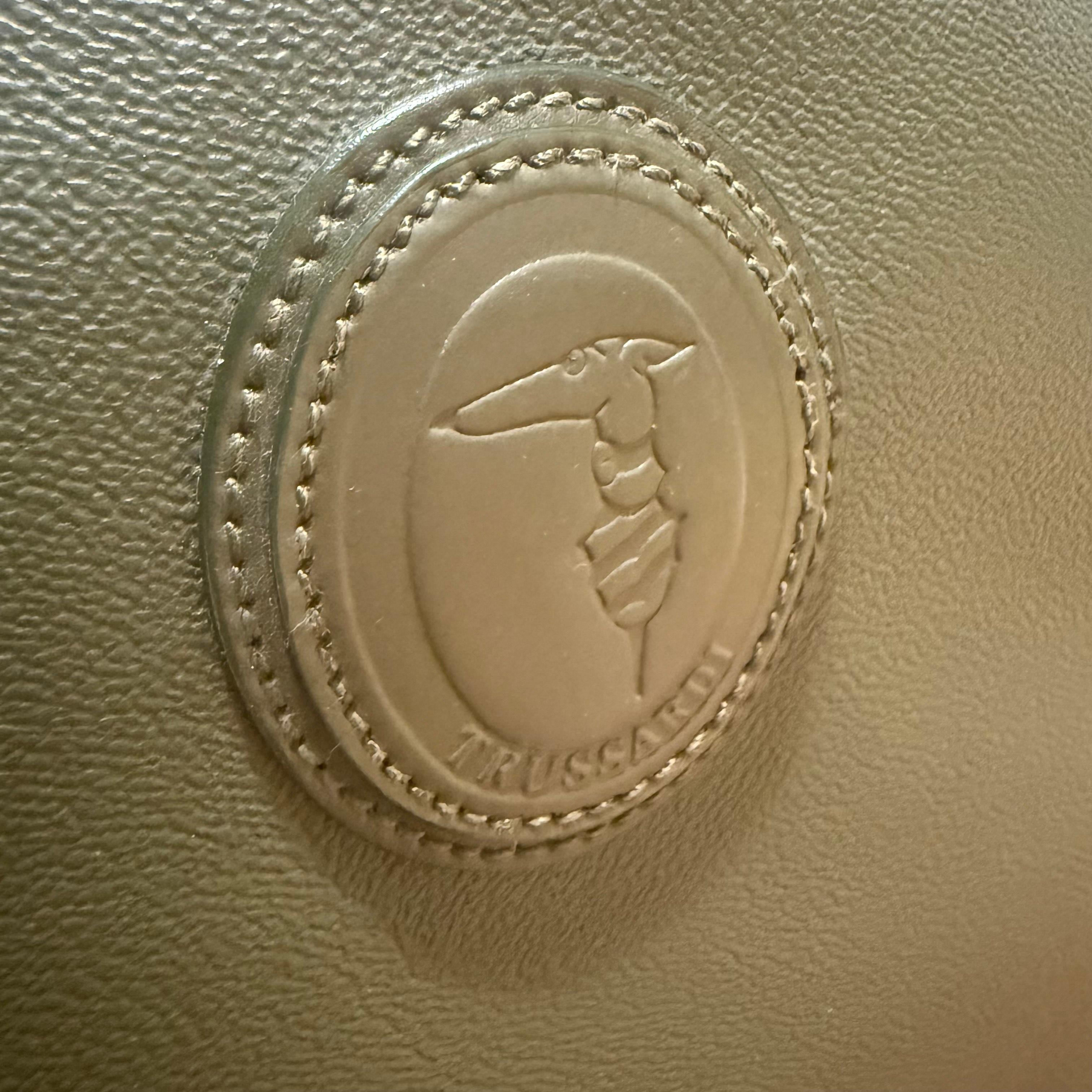 Femenino o masculino Bolso de viaje blando de piel verde Trussardi en venta